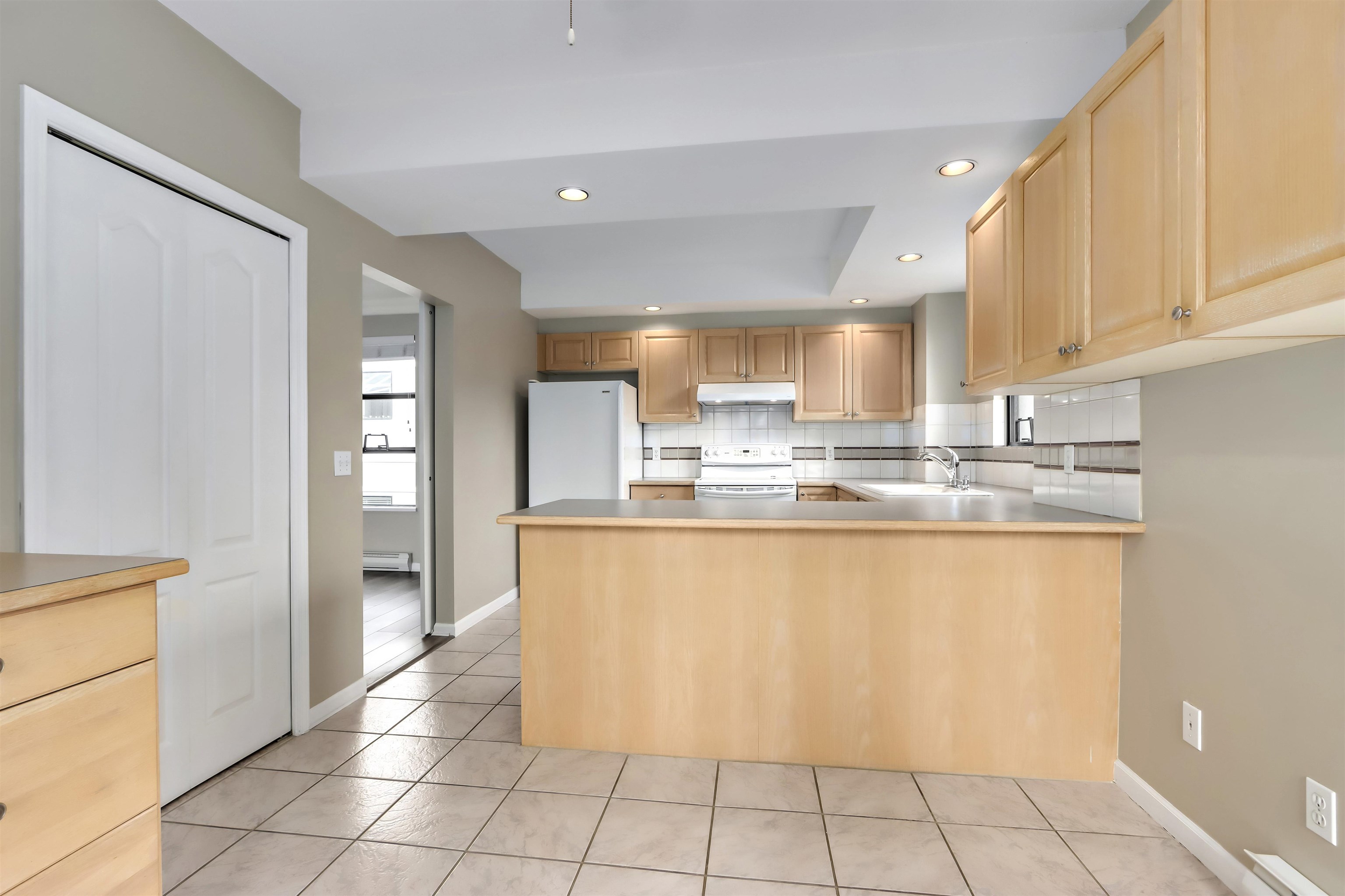 Listing image of 301 3151 WOODBINE DRIVE