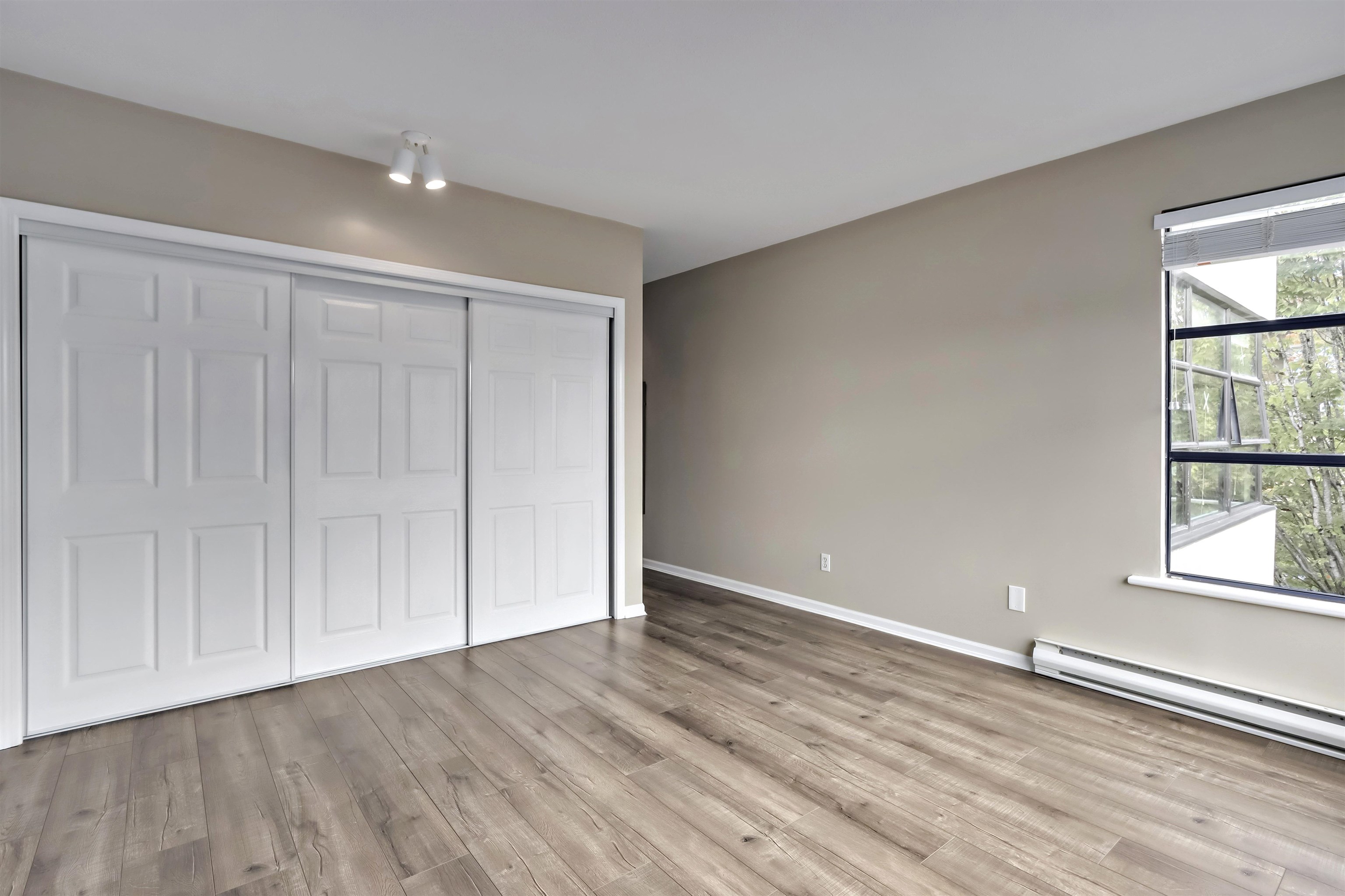 Listing image of 301 3151 WOODBINE DRIVE