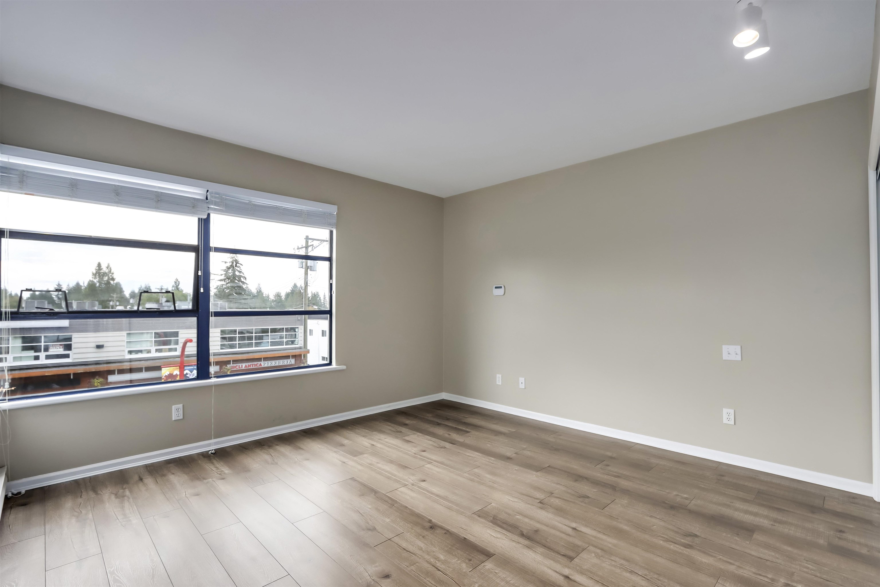 Listing image of 301 3151 WOODBINE DRIVE