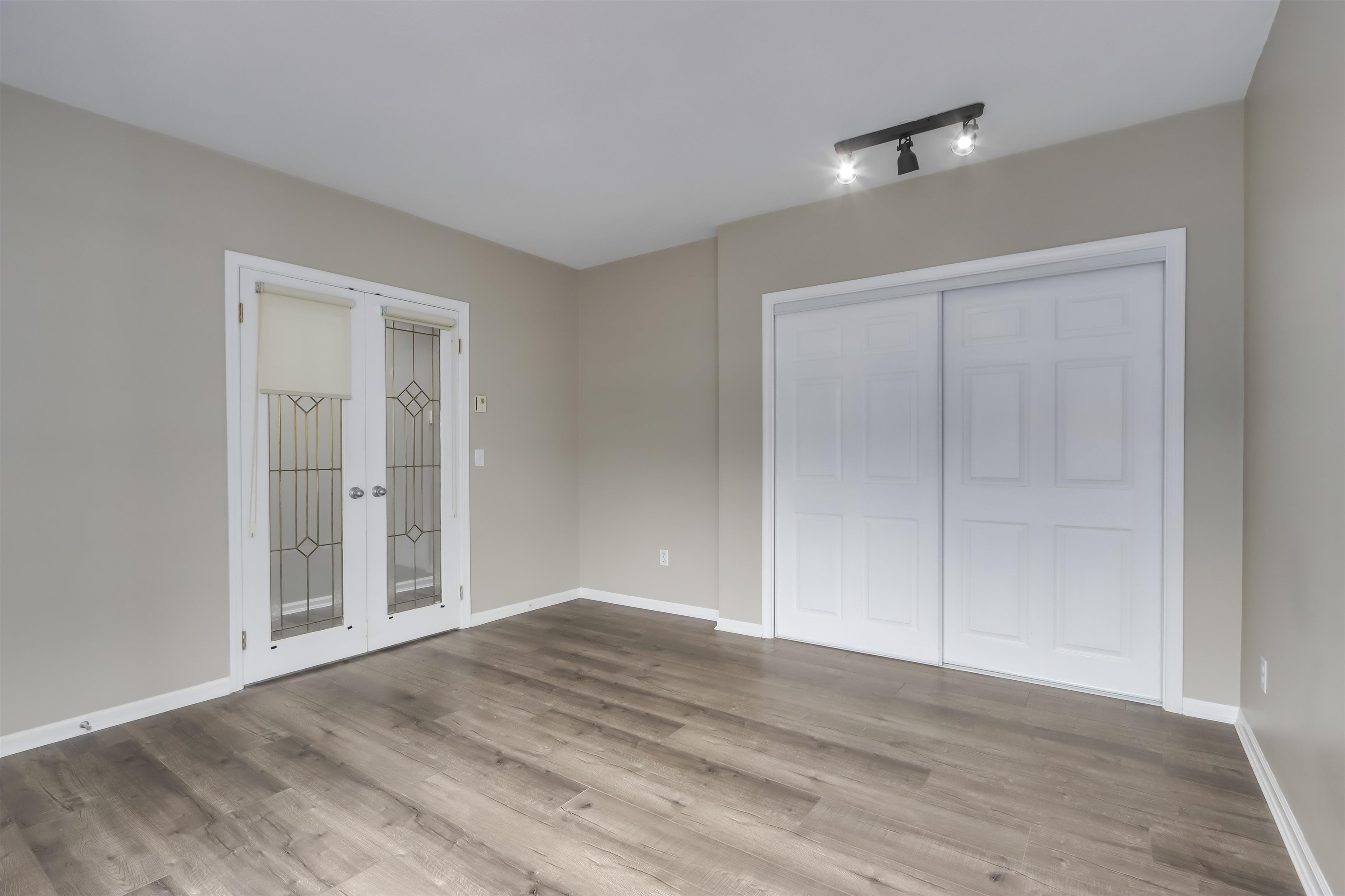 Listing image of 301 3151 WOODBINE DRIVE