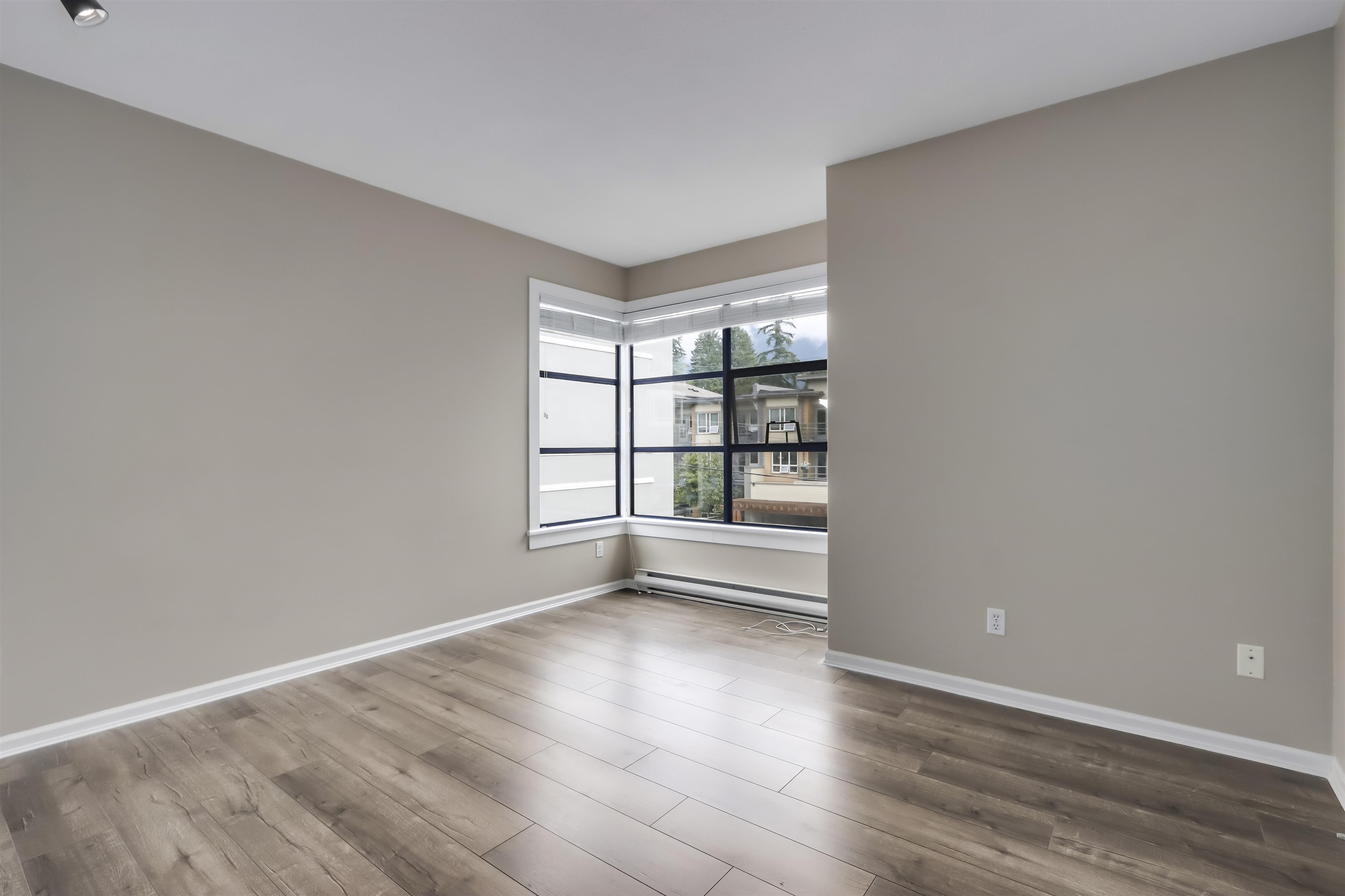 Listing image of 301 3151 WOODBINE DRIVE