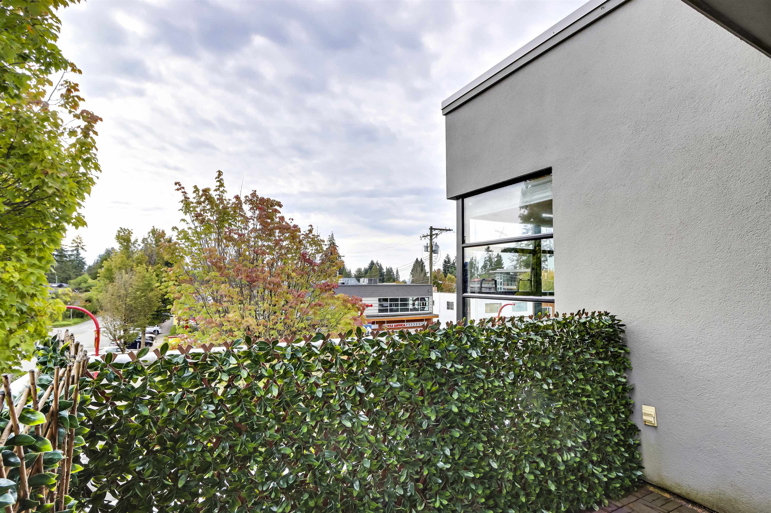 Listing image of 301 3151 WOODBINE DRIVE