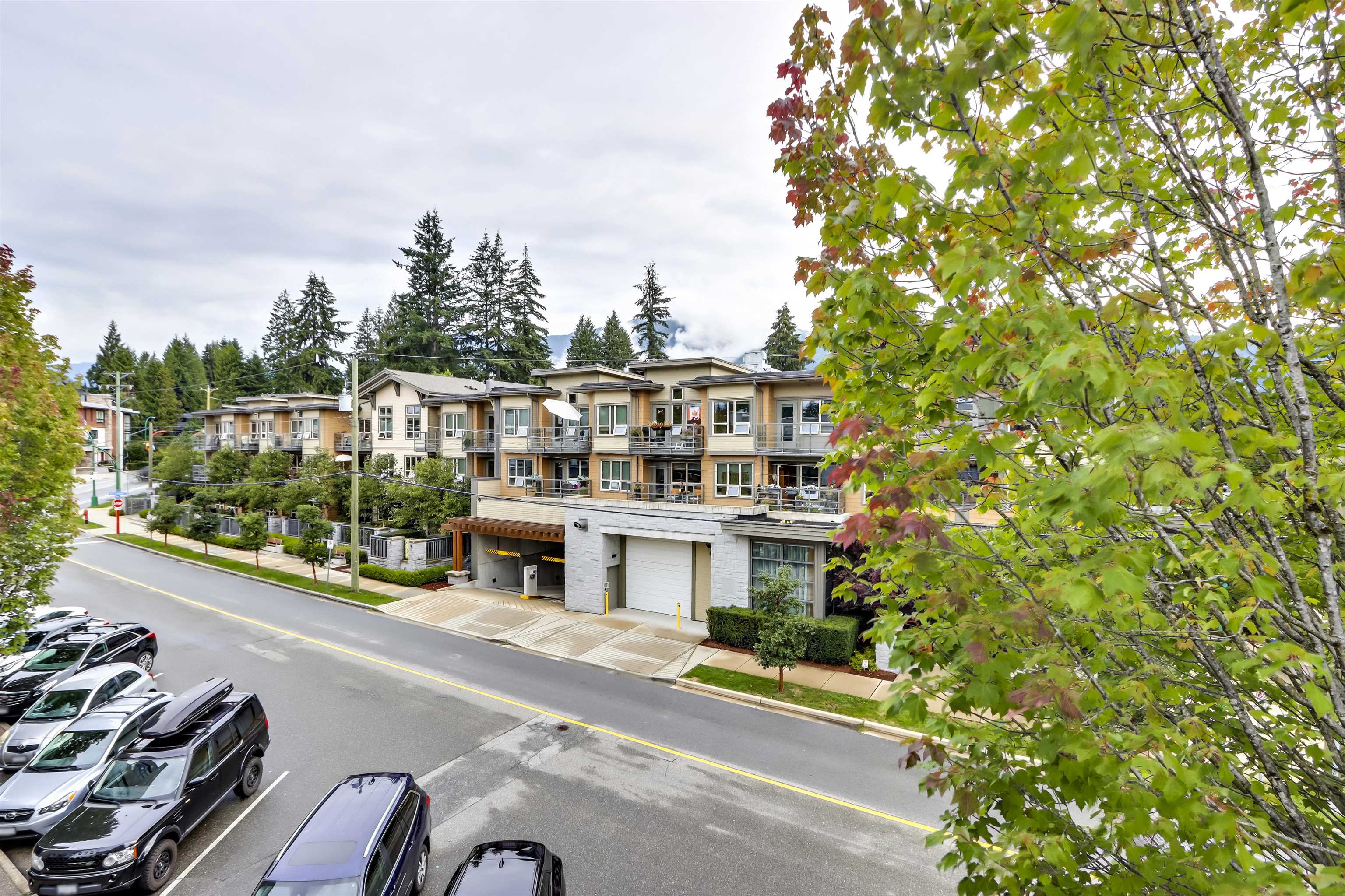 Listing image of 301 3151 WOODBINE DRIVE