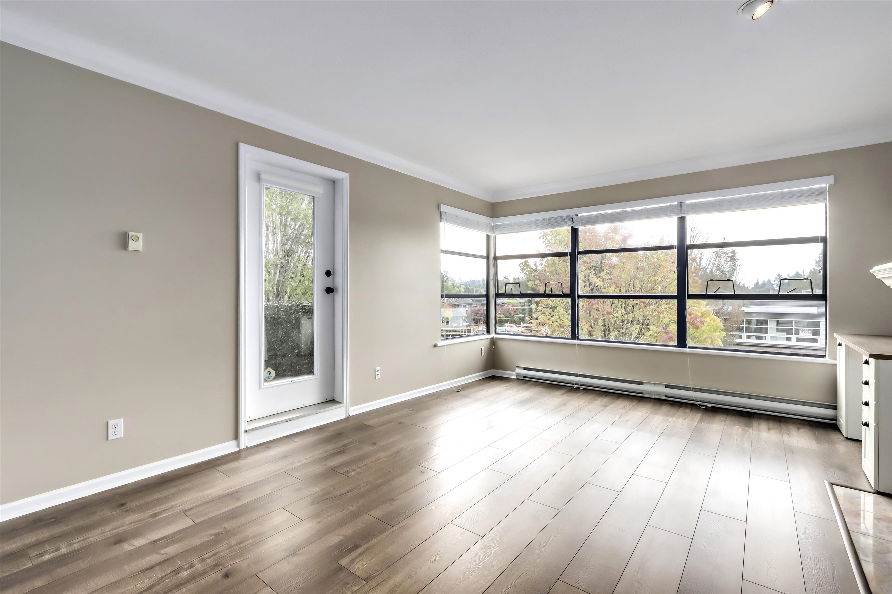 Listing image of 301 3151 WOODBINE DRIVE