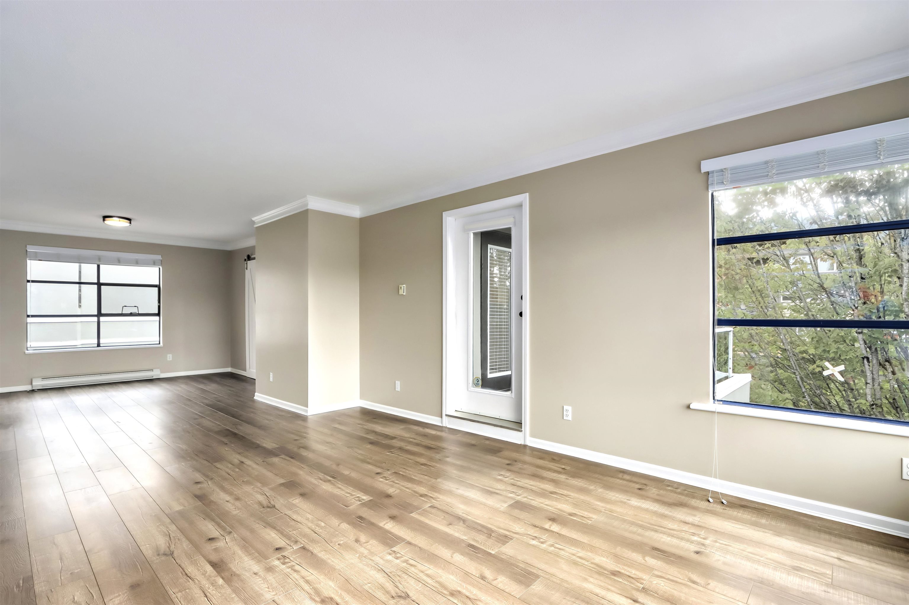 Listing image of 301 3151 WOODBINE DRIVE