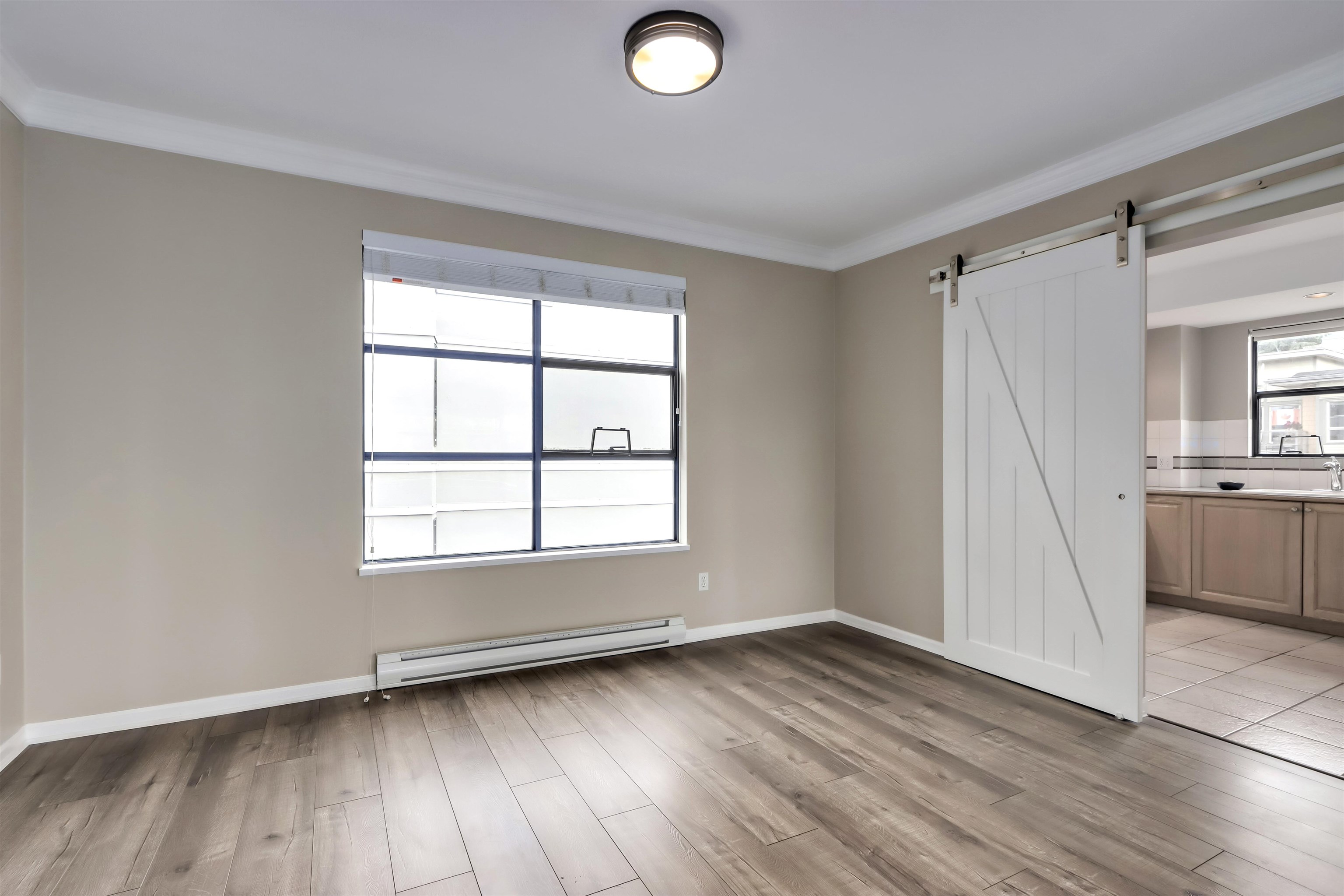 Listing image of 301 3151 WOODBINE DRIVE