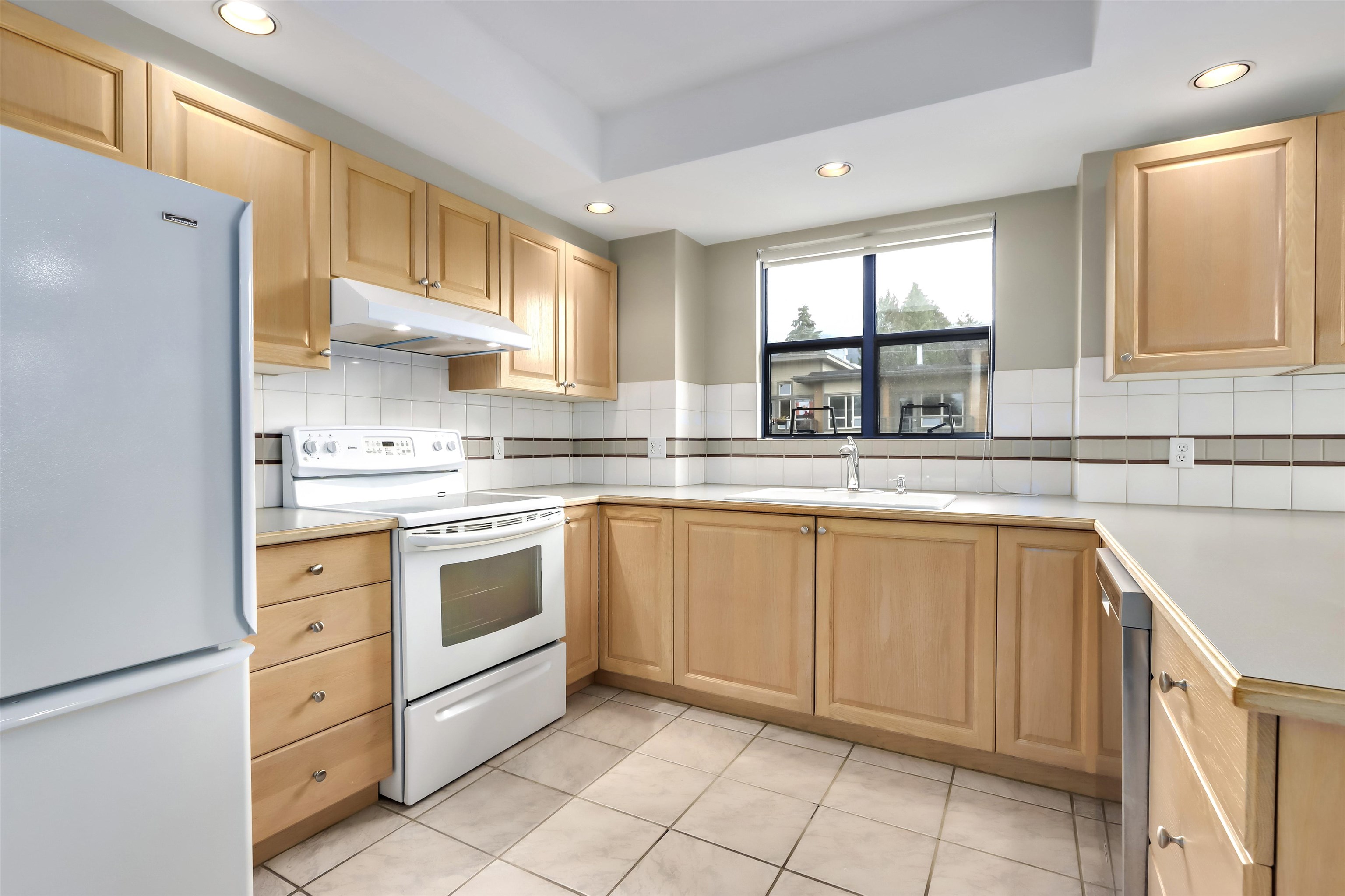 Listing image of 301 3151 WOODBINE DRIVE