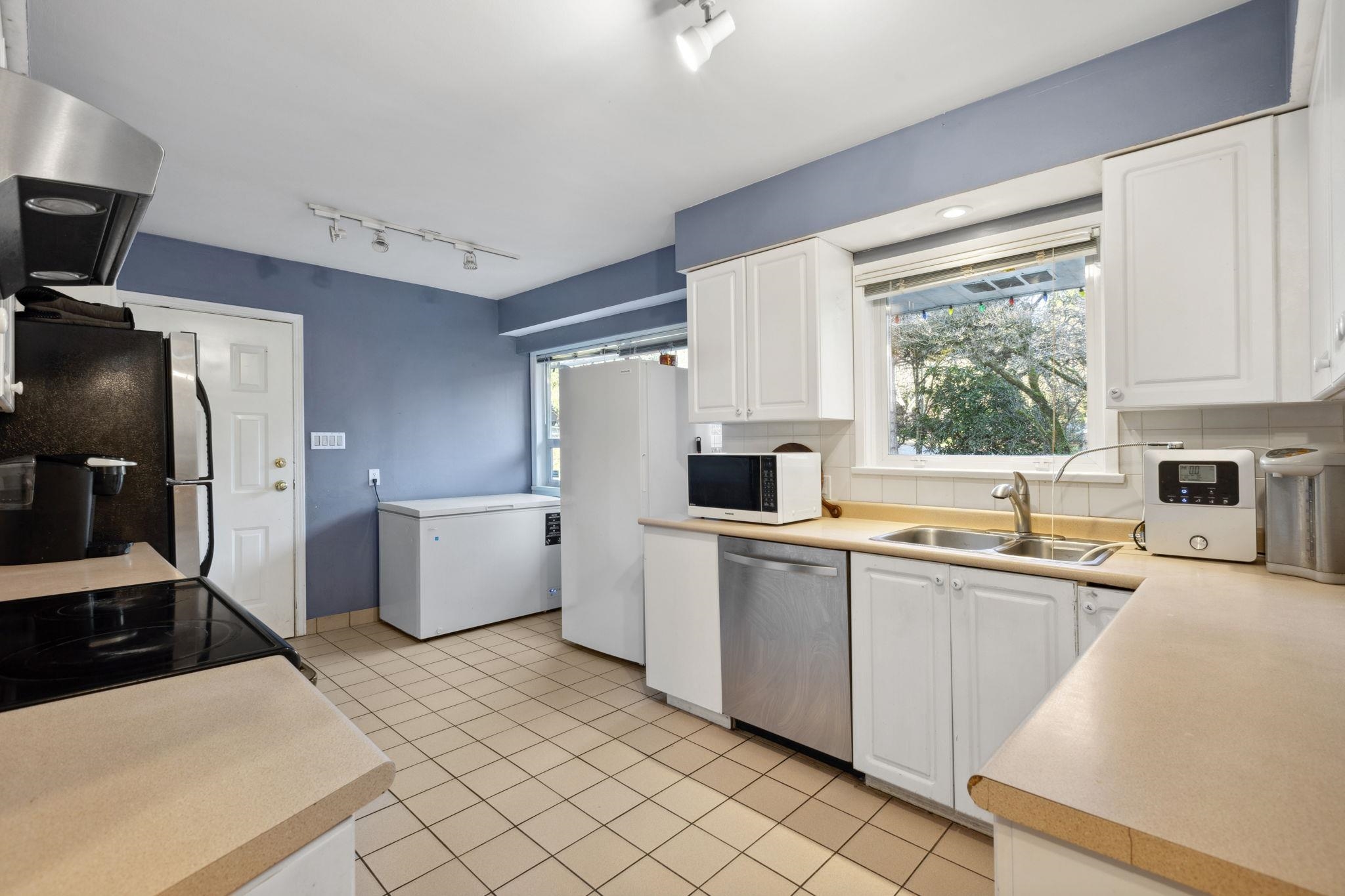 Listing image of 1645 TAYLOR WAY