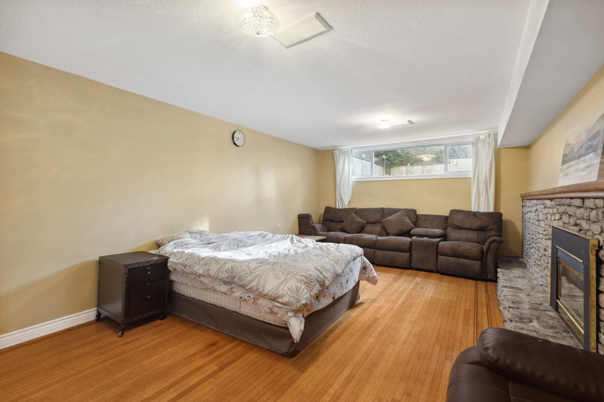 Listing image of 1645 TAYLOR WAY