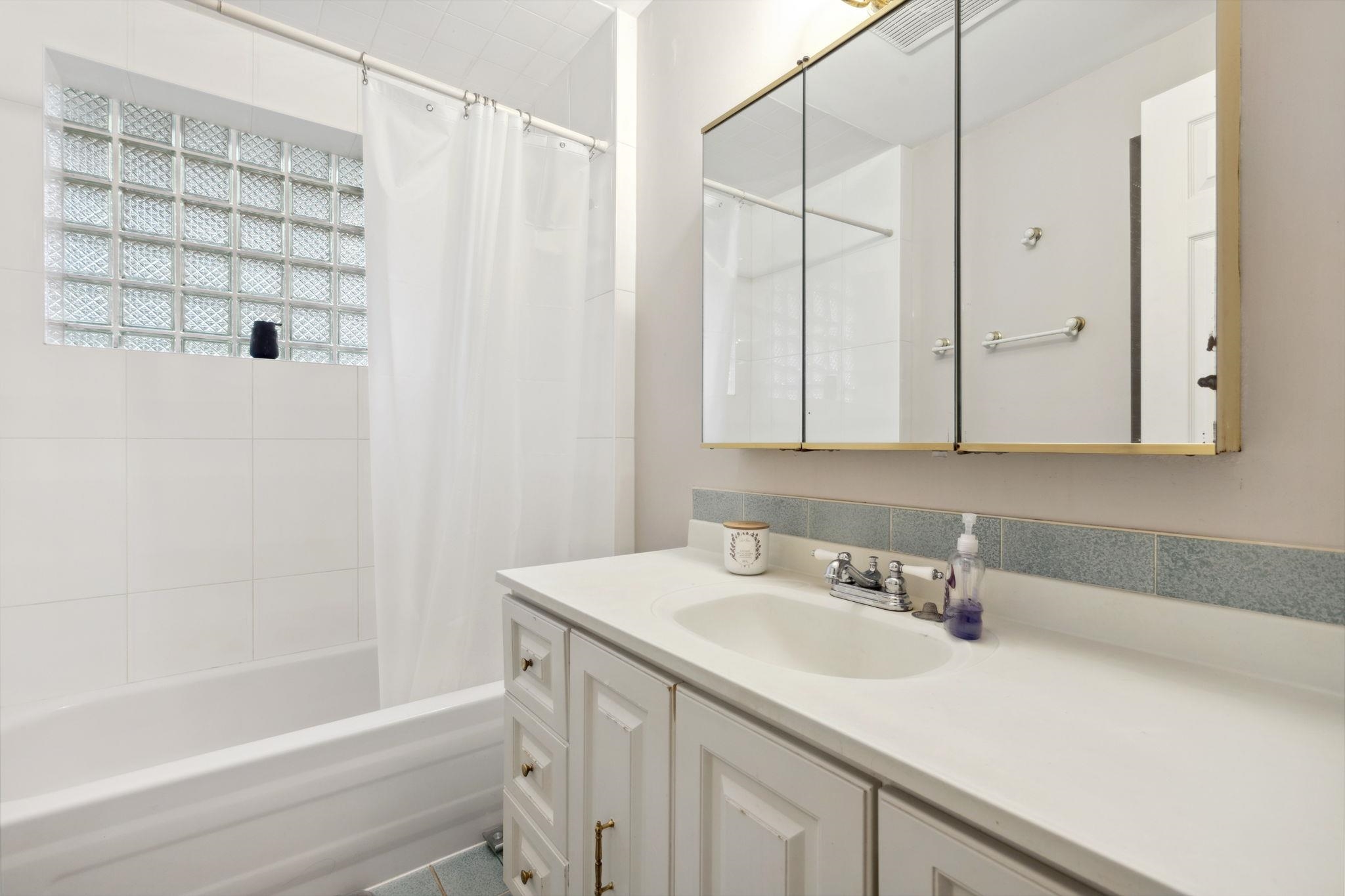 Listing image of 1645 TAYLOR WAY