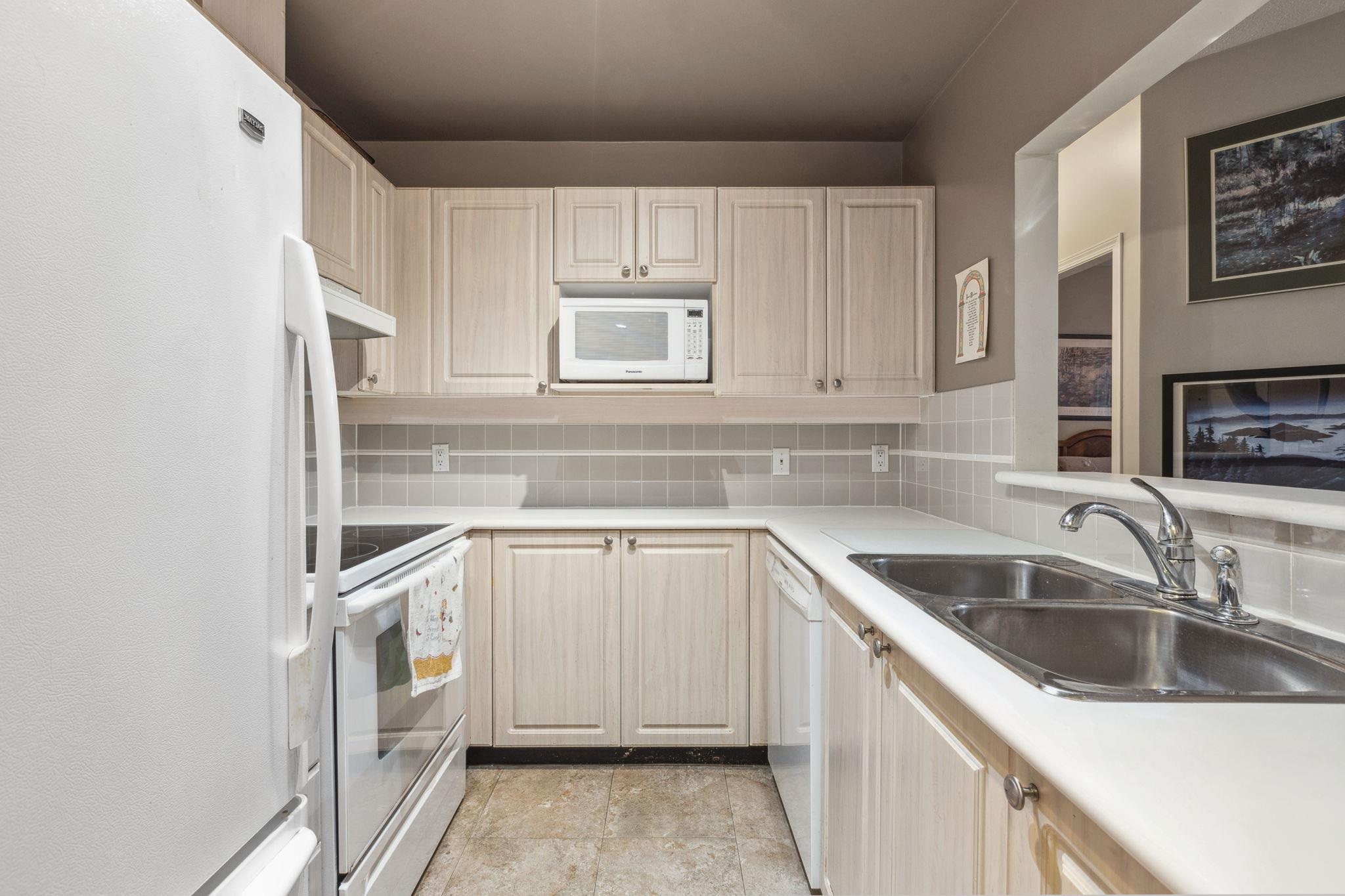 Listing image of 201 630 ROCHE POINT DRIVE