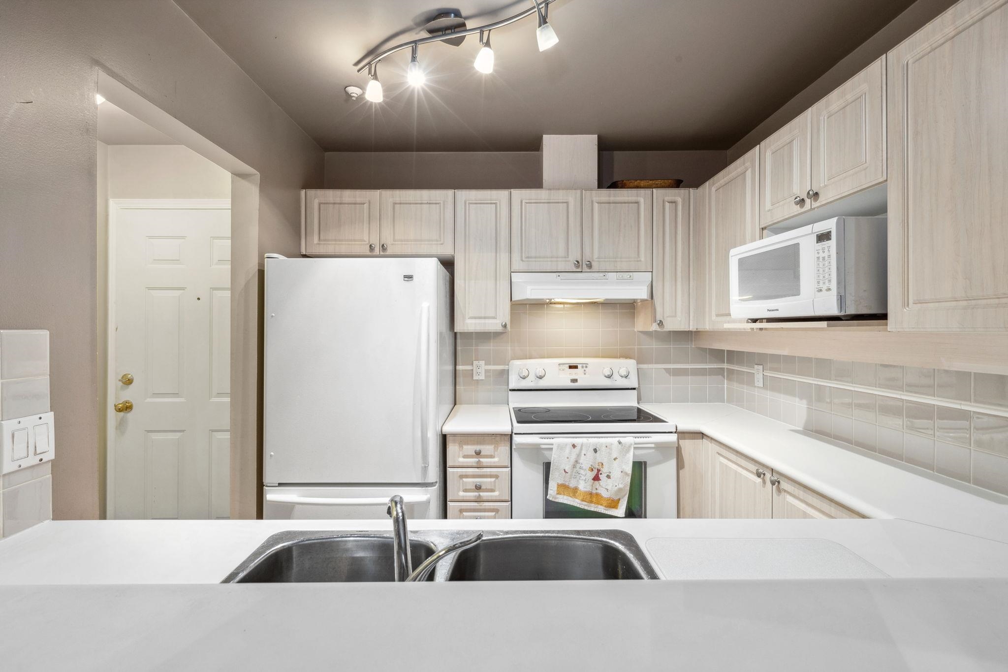 Listing image of 201 630 ROCHE POINT DRIVE