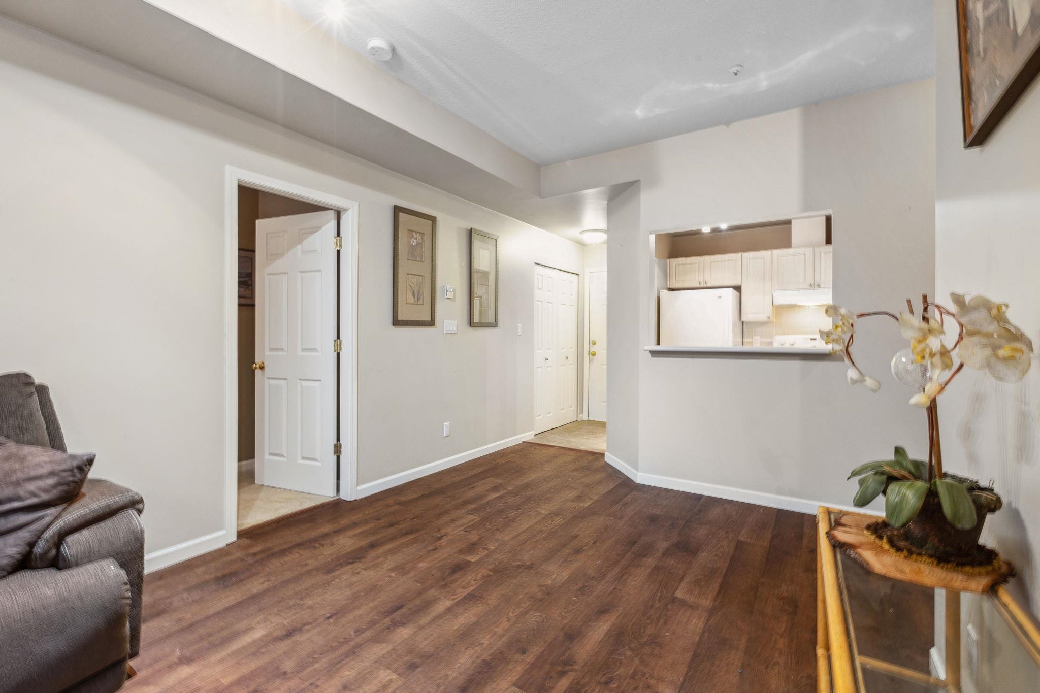 Listing image of 201 630 ROCHE POINT DRIVE