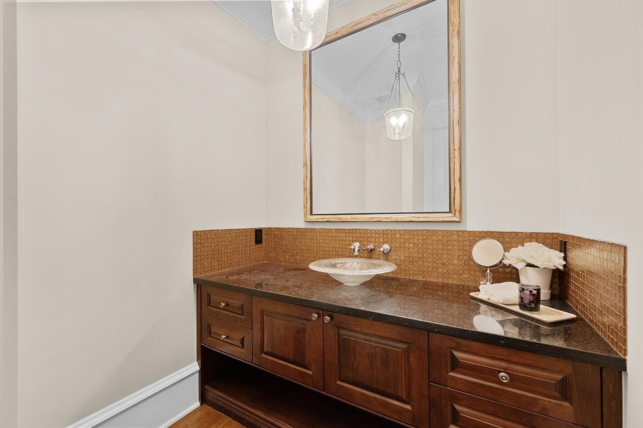 Listing image of 2991 ROSEBERY AVENUE