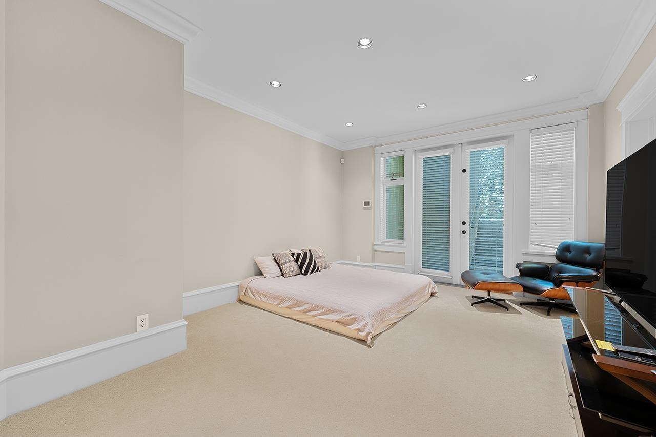 Listing image of 2991 ROSEBERY AVENUE
