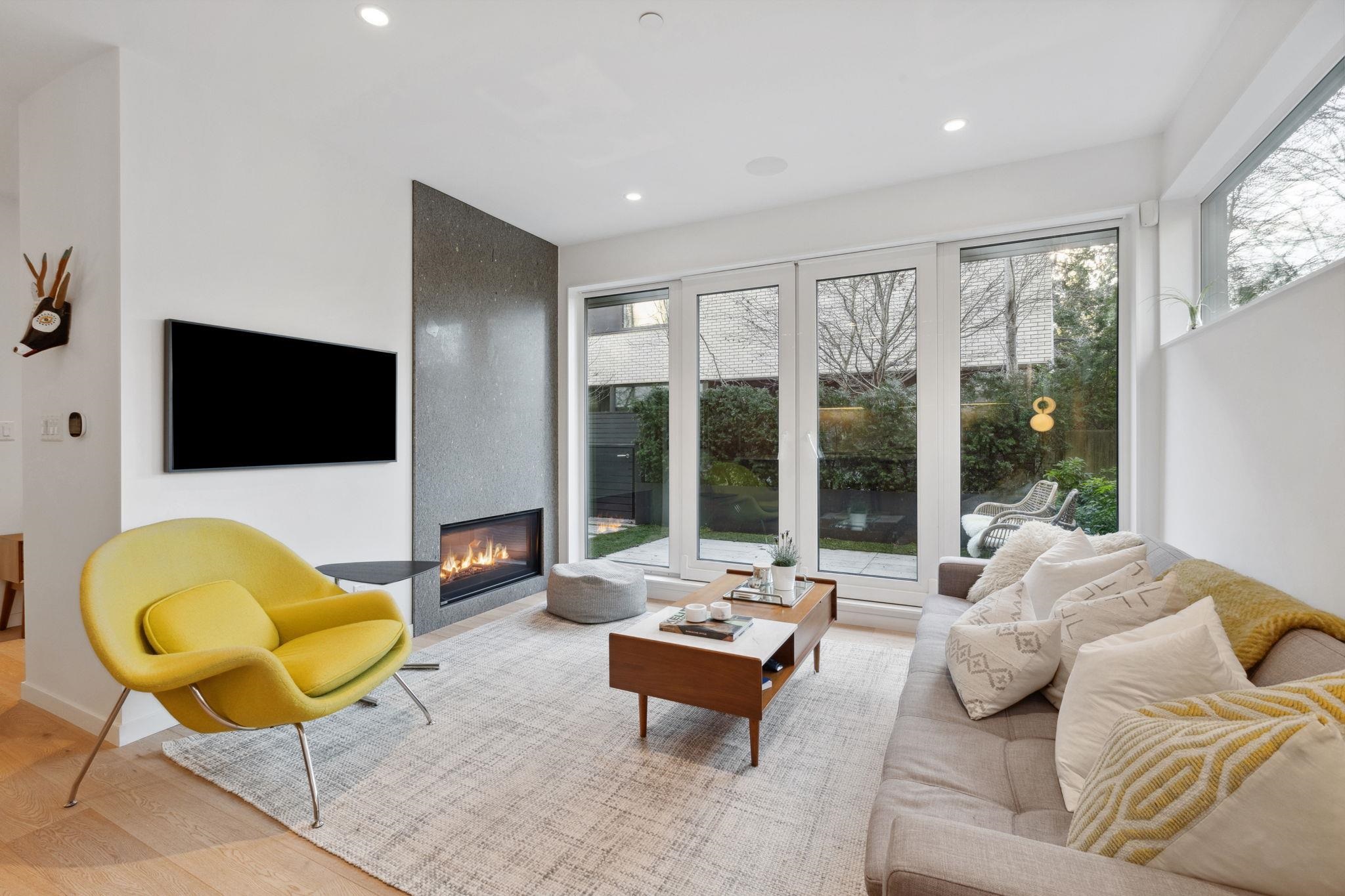 Listing image of 4 3730 EDGEMONT BOULEVARD