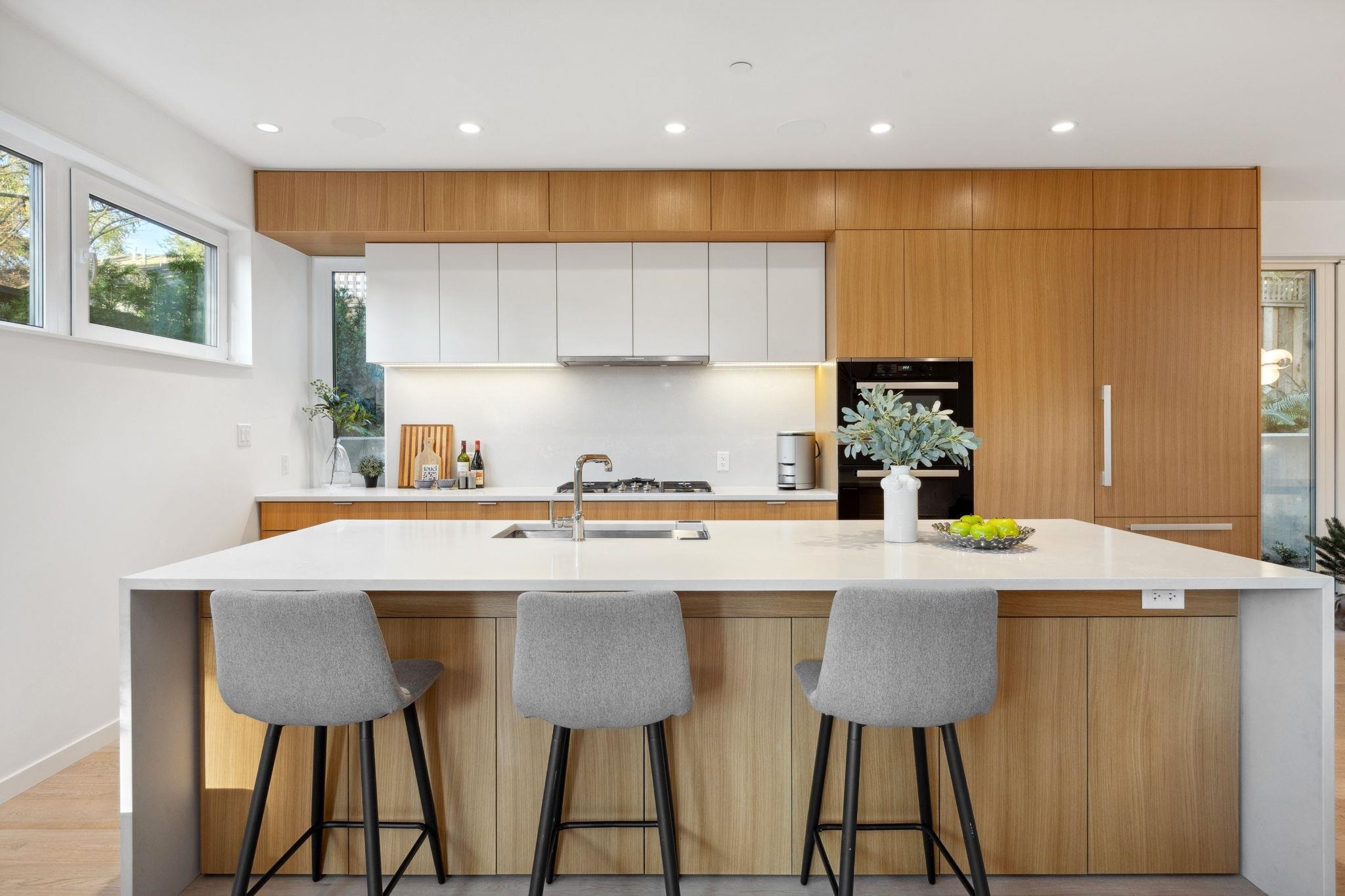 Listing image of 4 3730 EDGEMONT BOULEVARD