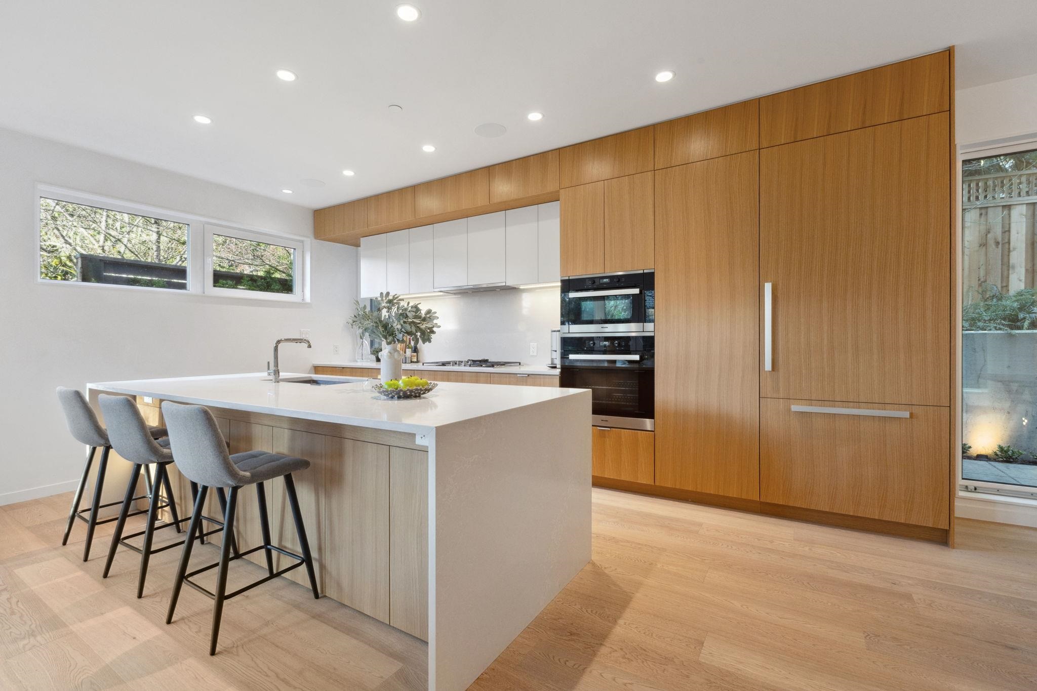 Listing image of 4 3730 EDGEMONT BOULEVARD