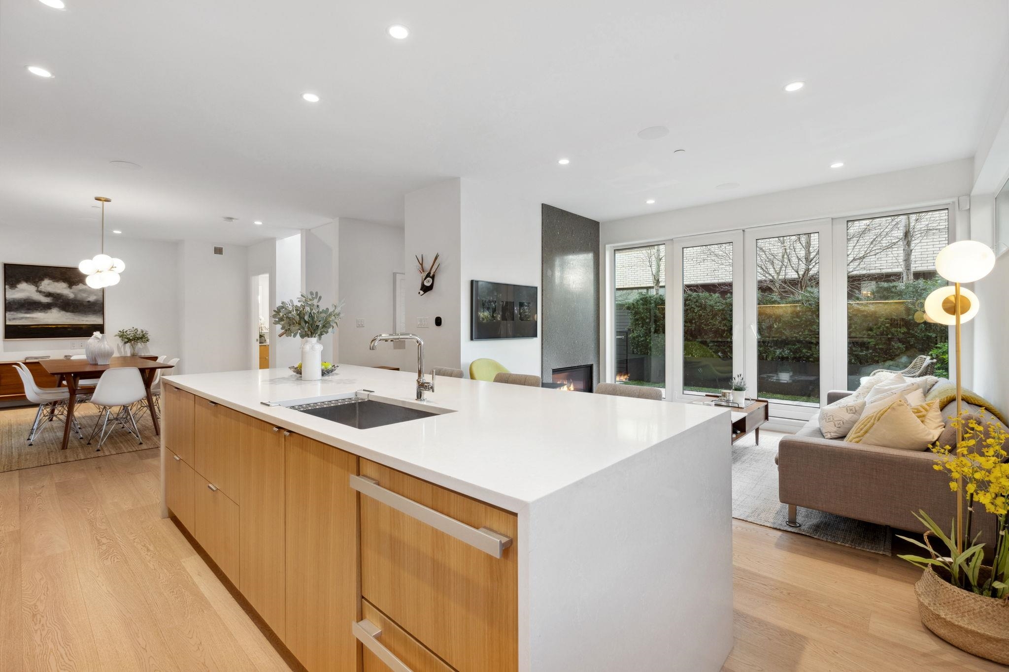 Listing image of 4 3730 EDGEMONT BOULEVARD