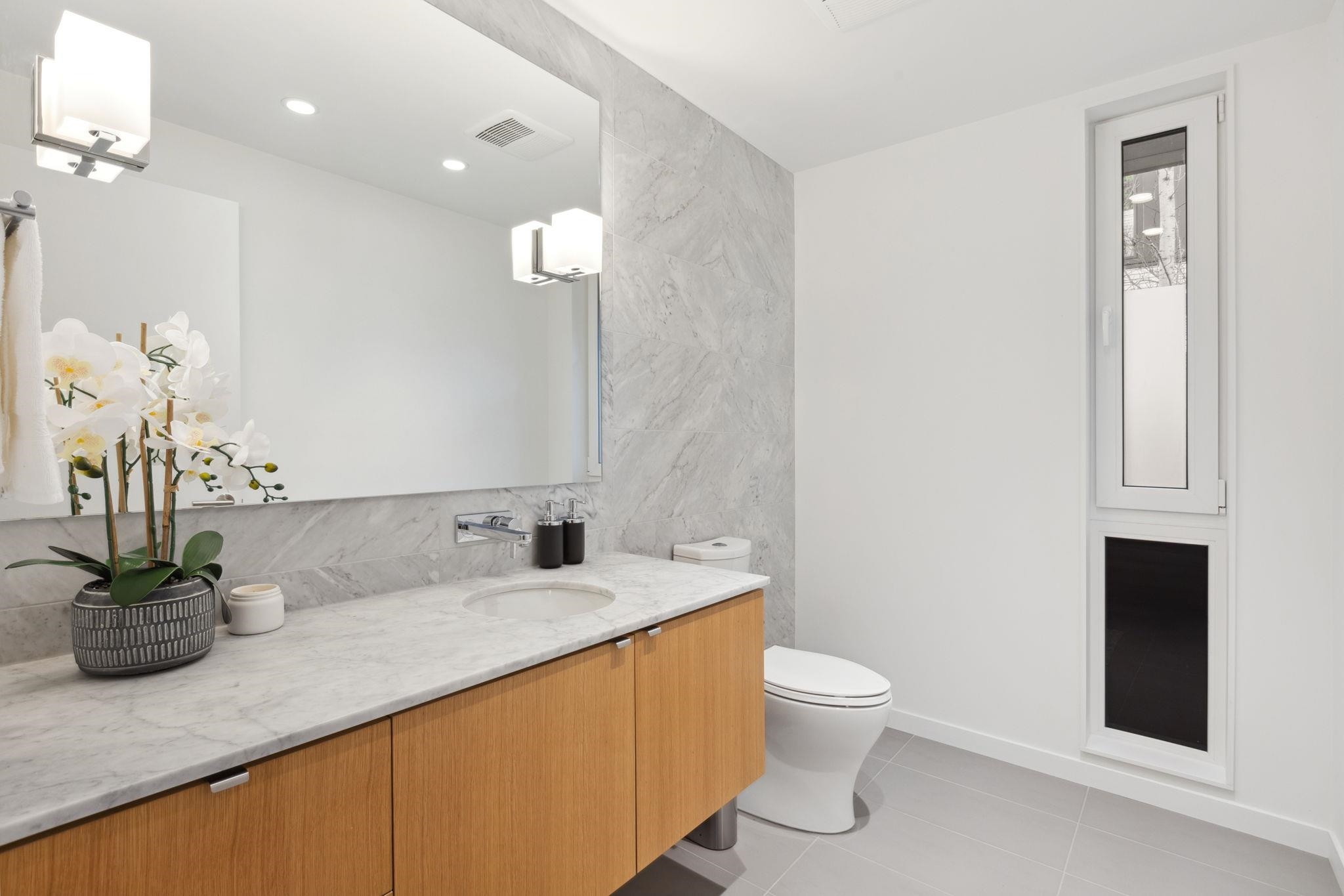 Listing image of 4 3730 EDGEMONT BOULEVARD