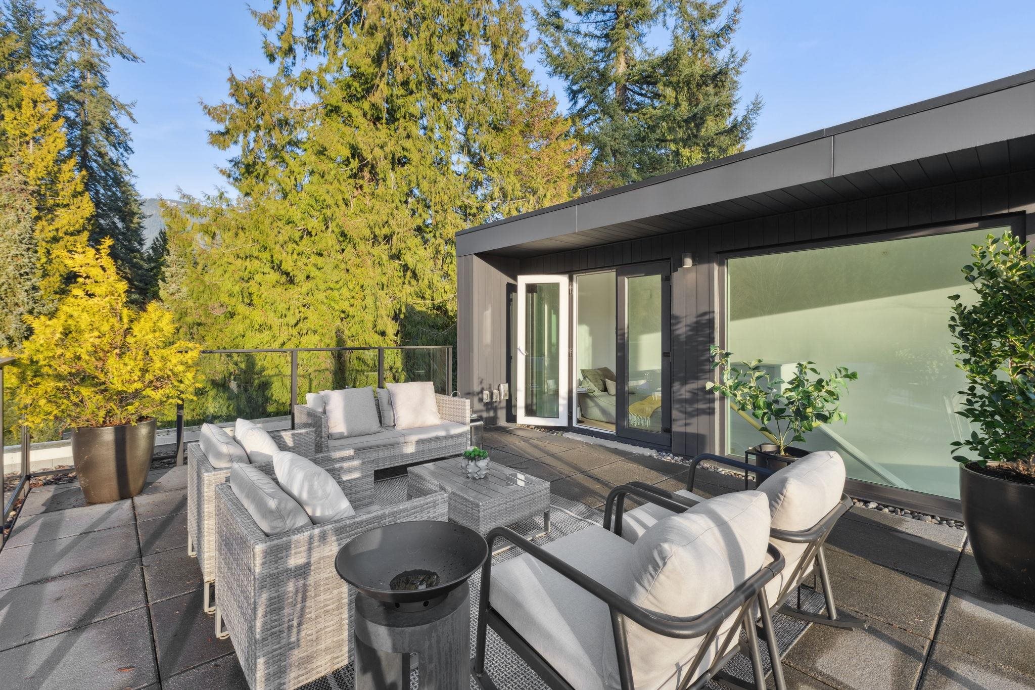 Listing image of 4 3730 EDGEMONT BOULEVARD