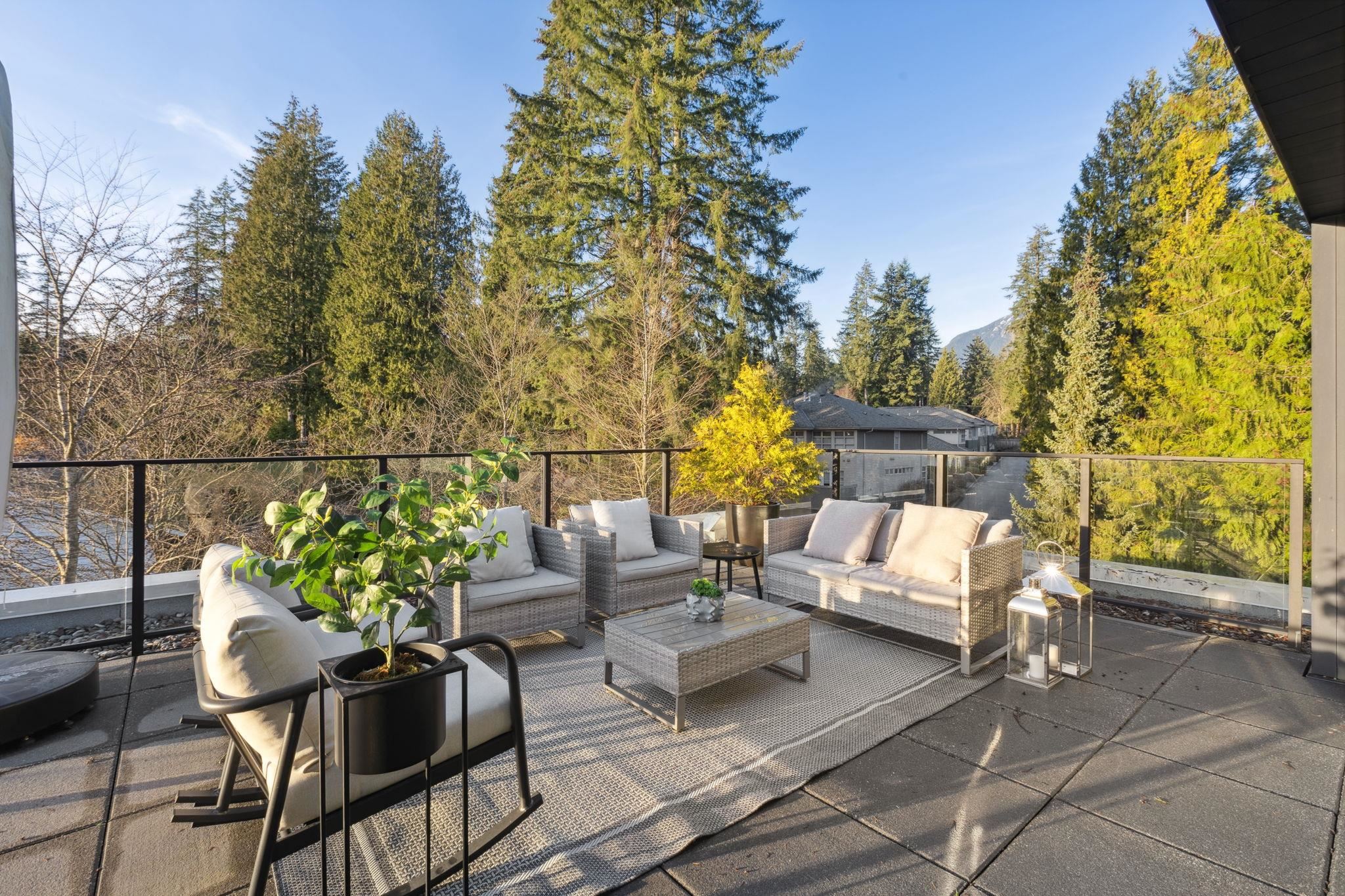 Listing image of 4 3730 EDGEMONT BOULEVARD
