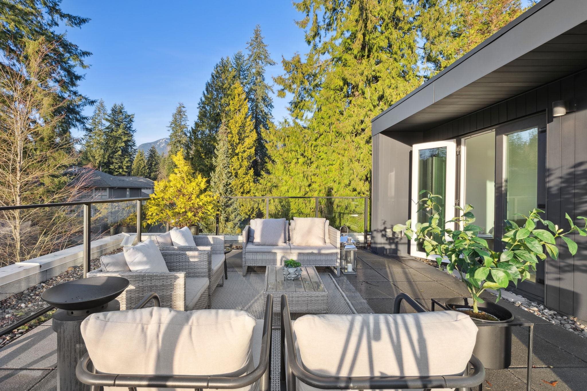Listing image of 4 3730 EDGEMONT BOULEVARD