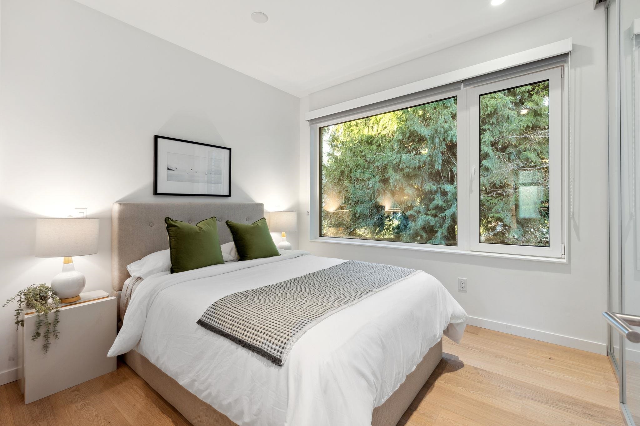 Listing image of 4 3730 EDGEMONT BOULEVARD