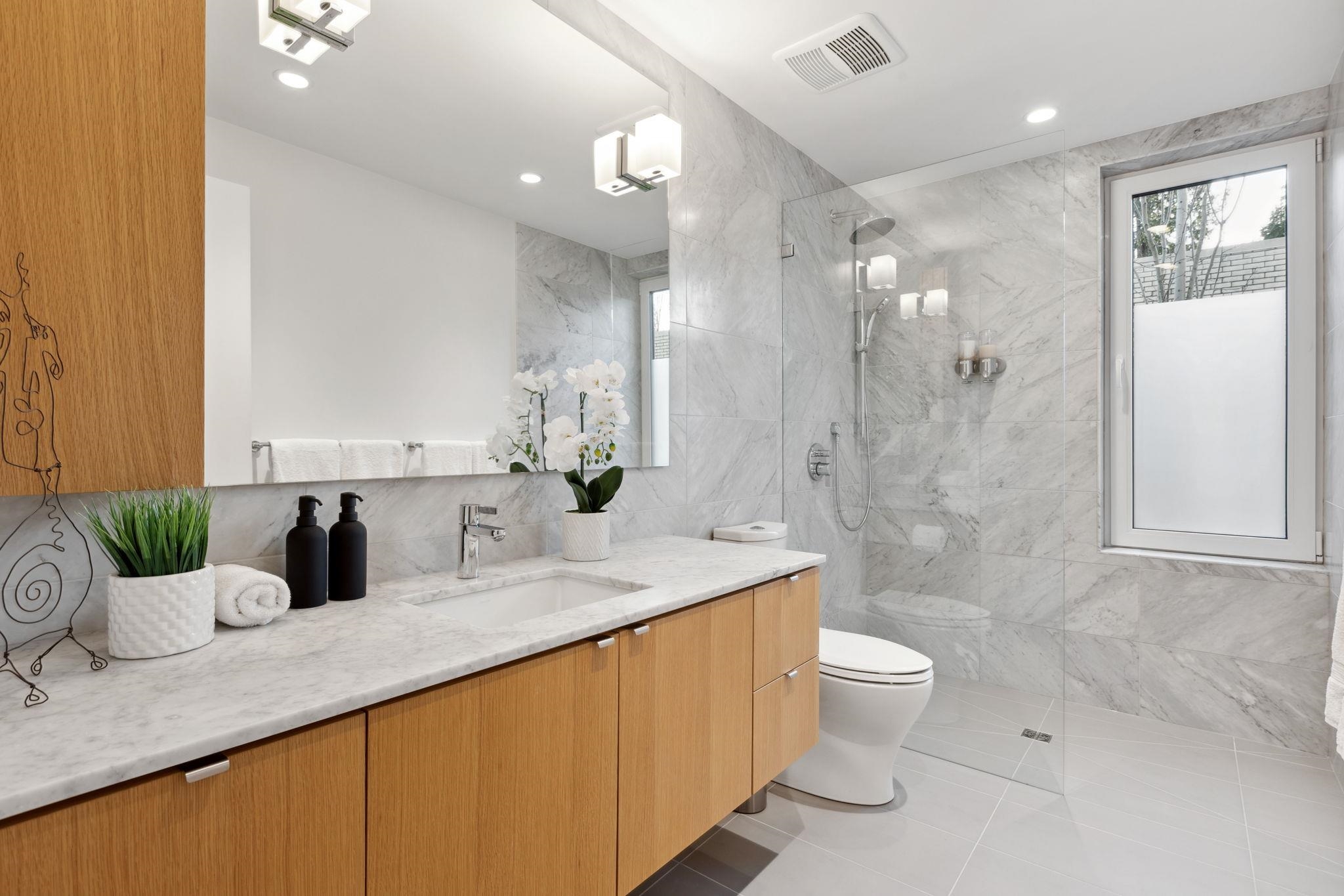 Listing image of 4 3730 EDGEMONT BOULEVARD