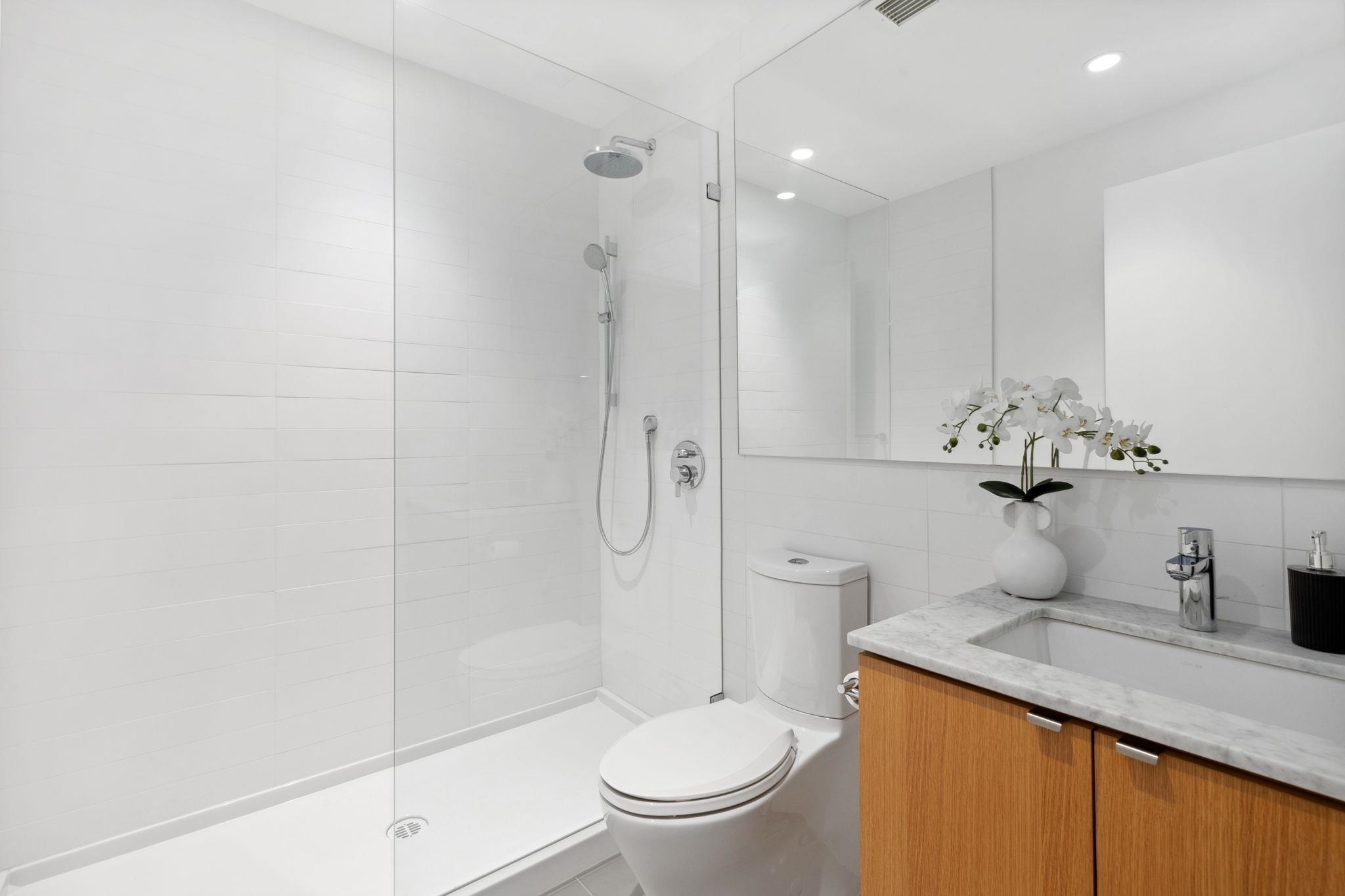 Listing image of 4 3730 EDGEMONT BOULEVARD