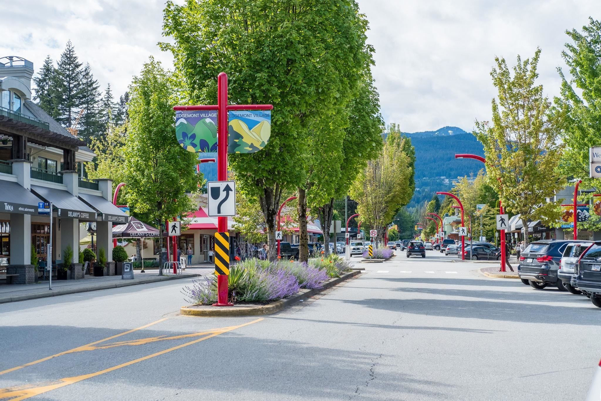 Listing image of 4 3730 EDGEMONT BOULEVARD
