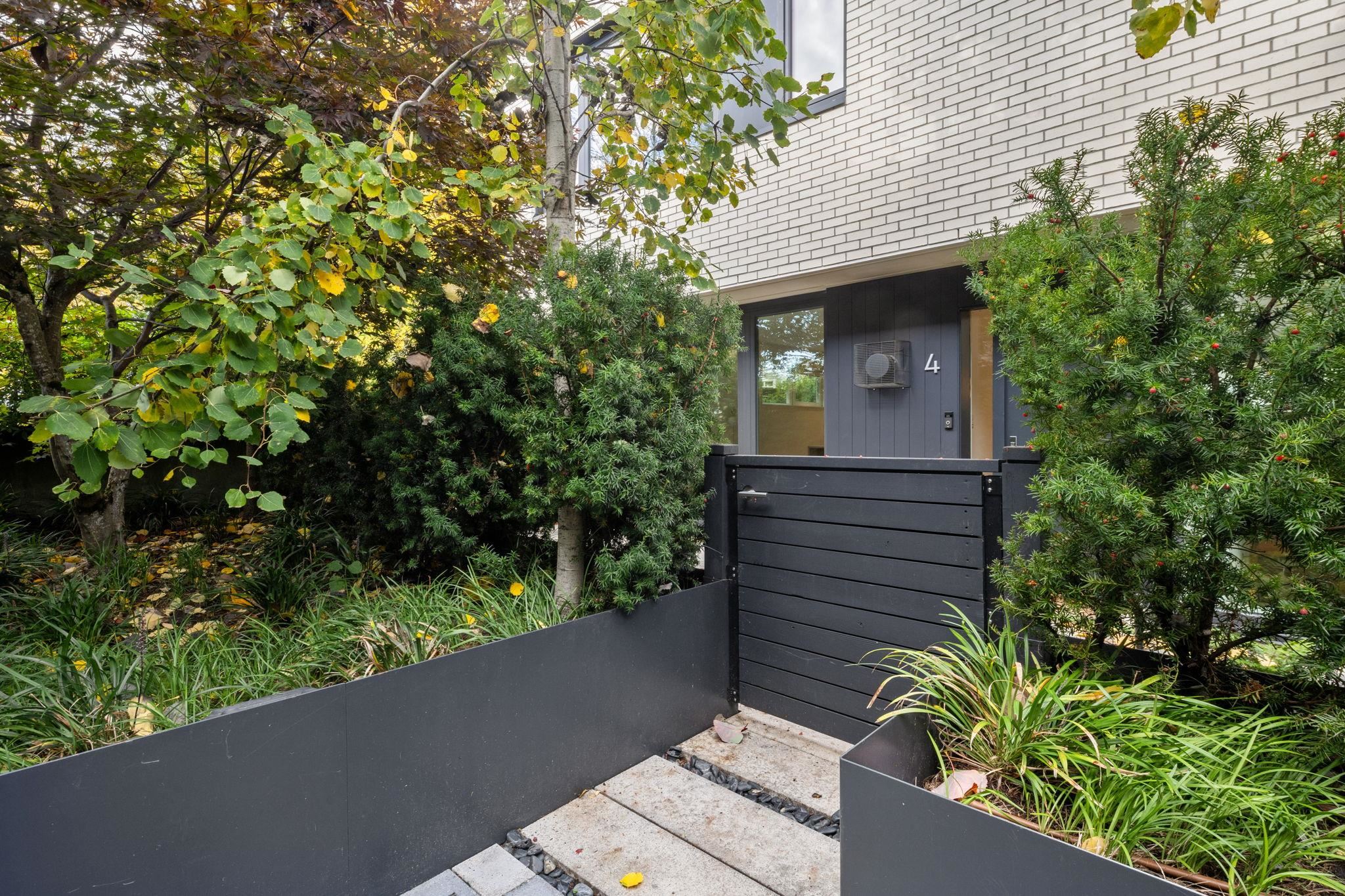 Listing image of 4 3730 EDGEMONT BOULEVARD