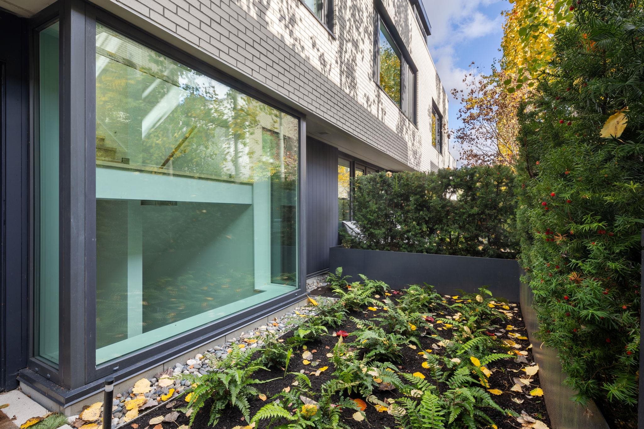 Listing image of 4 3730 EDGEMONT BOULEVARD