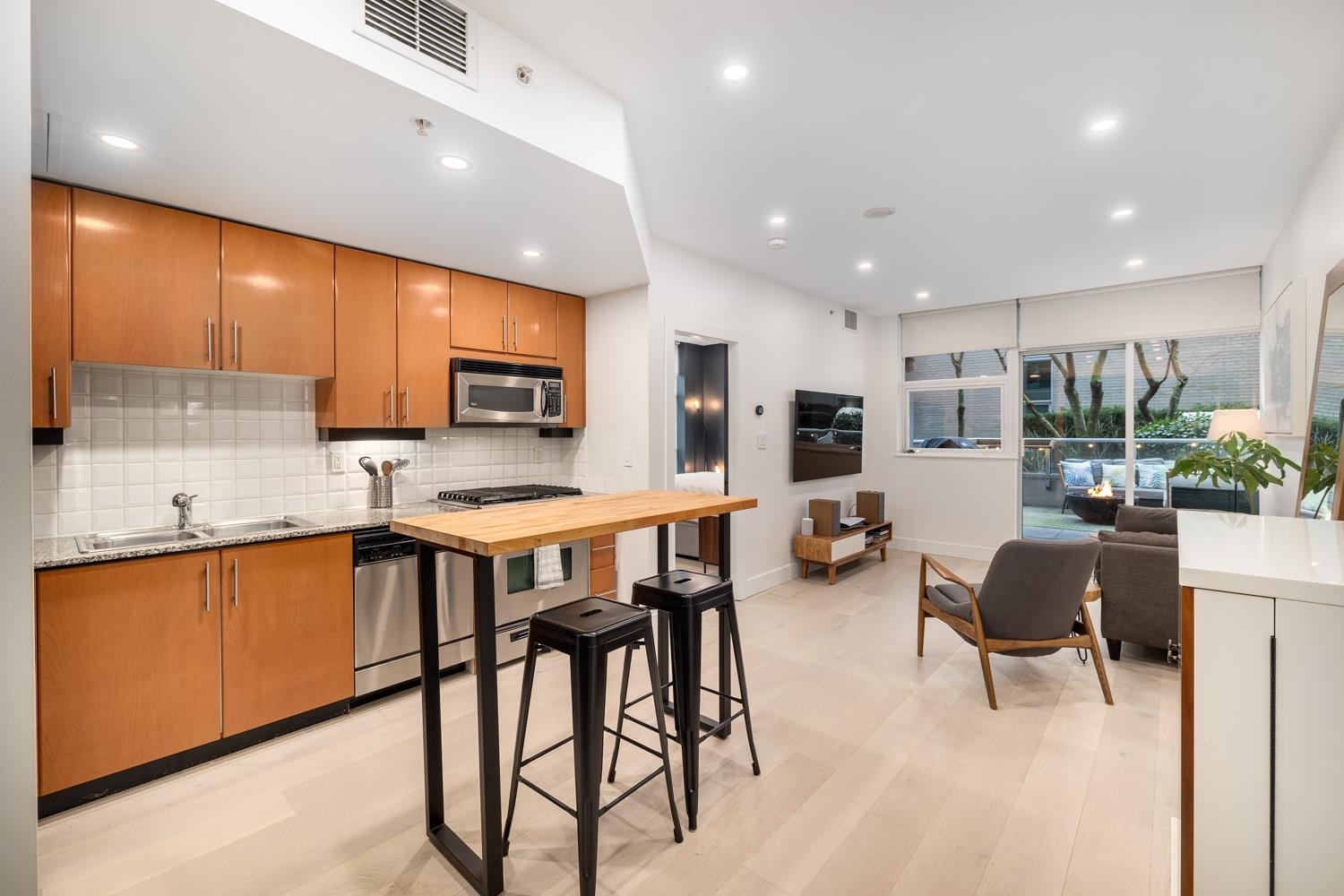 Listing image of 301 168 E ESPLANADE