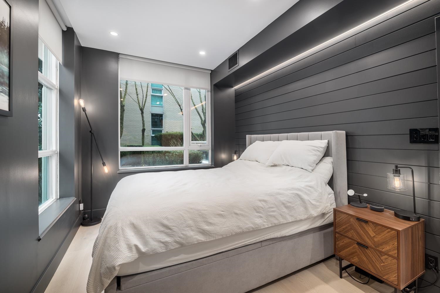 Listing image of 301 168 E ESPLANADE