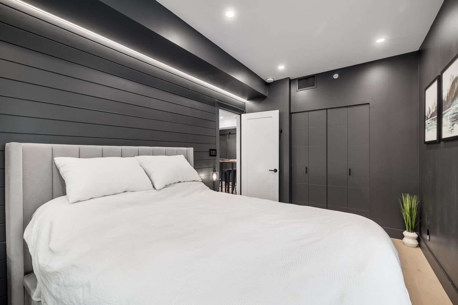 Listing image of 301 168 E ESPLANADE