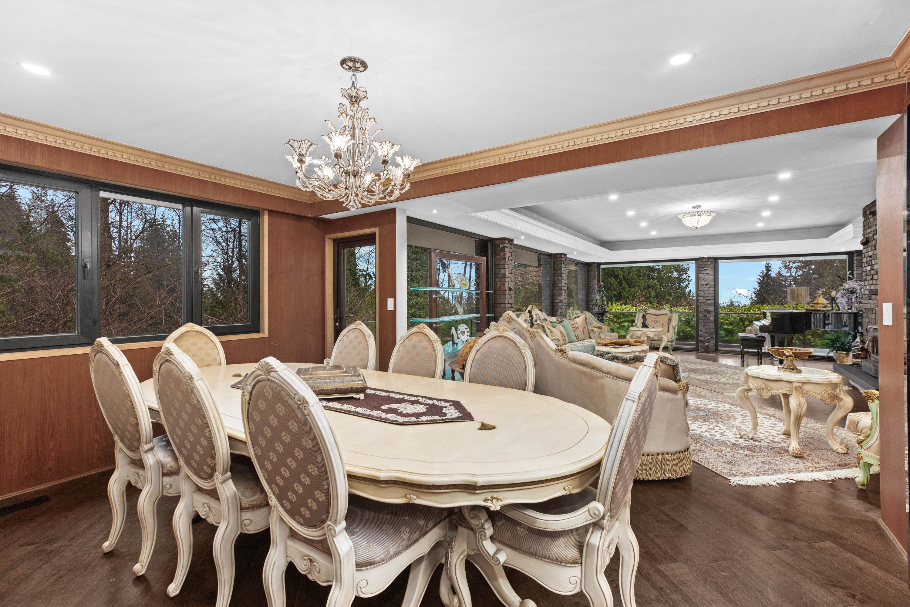 Listing image of 1162 CHARTWELL CRESCENT