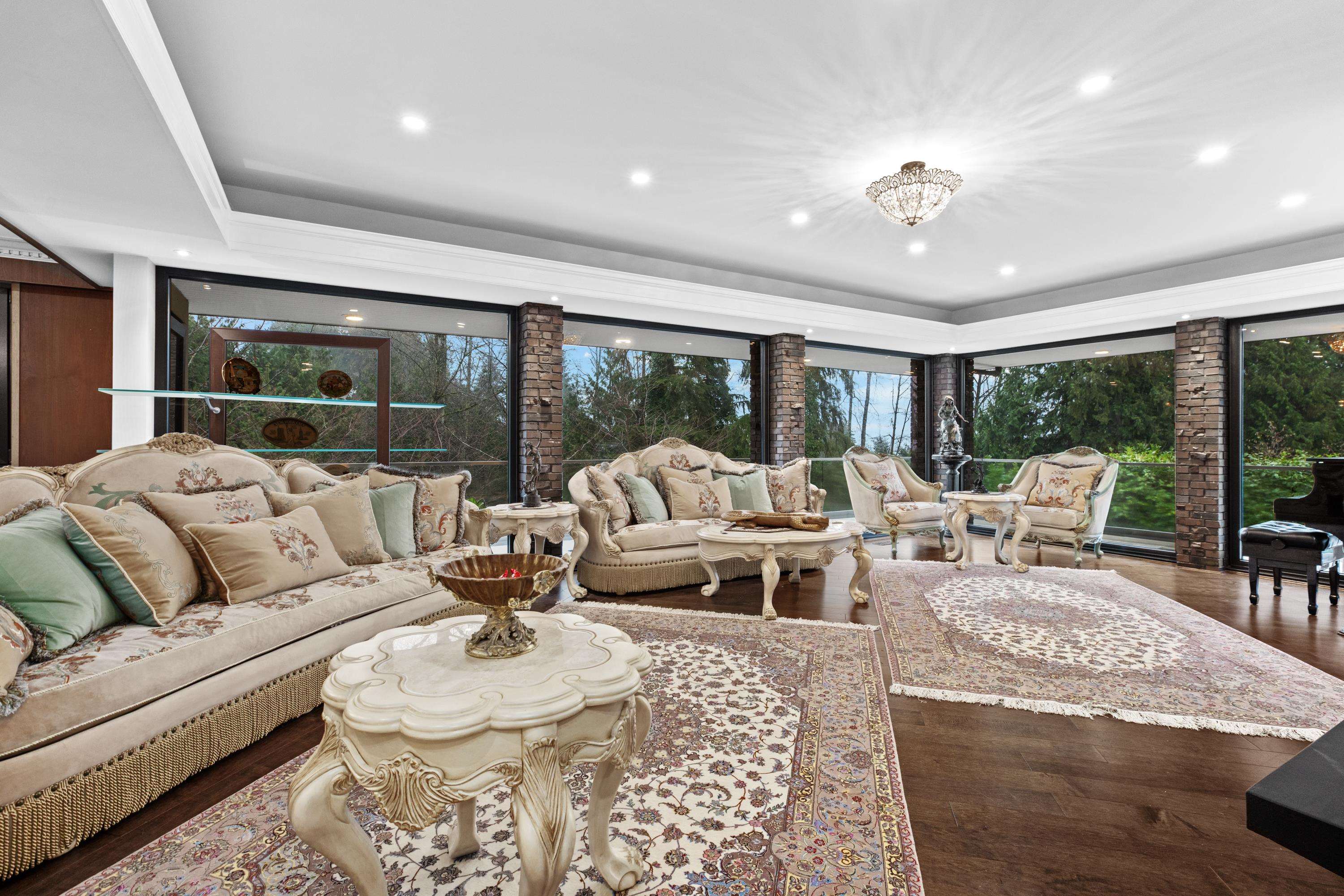 Listing image of 1162 CHARTWELL CRESCENT