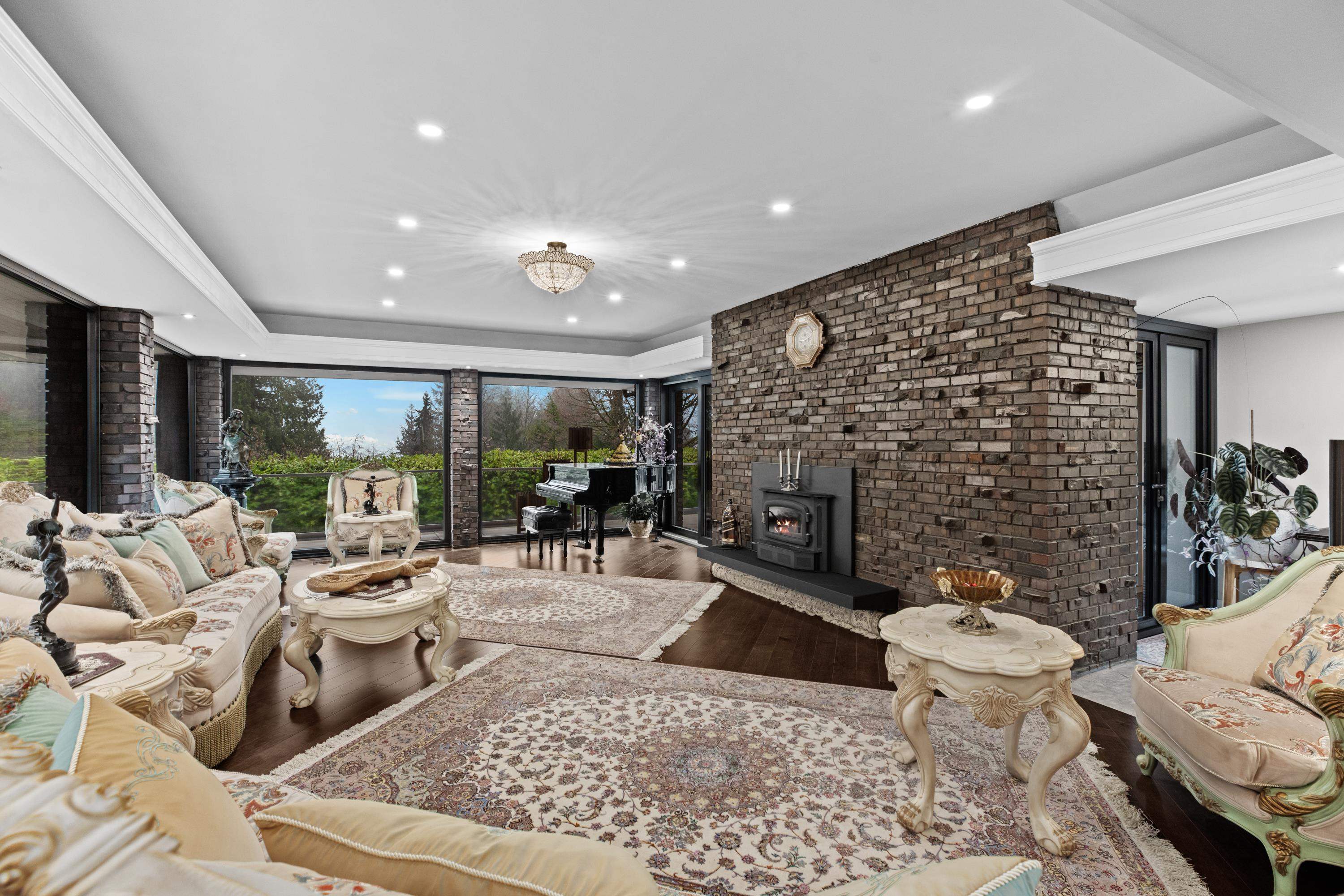 Listing image of 1162 CHARTWELL CRESCENT