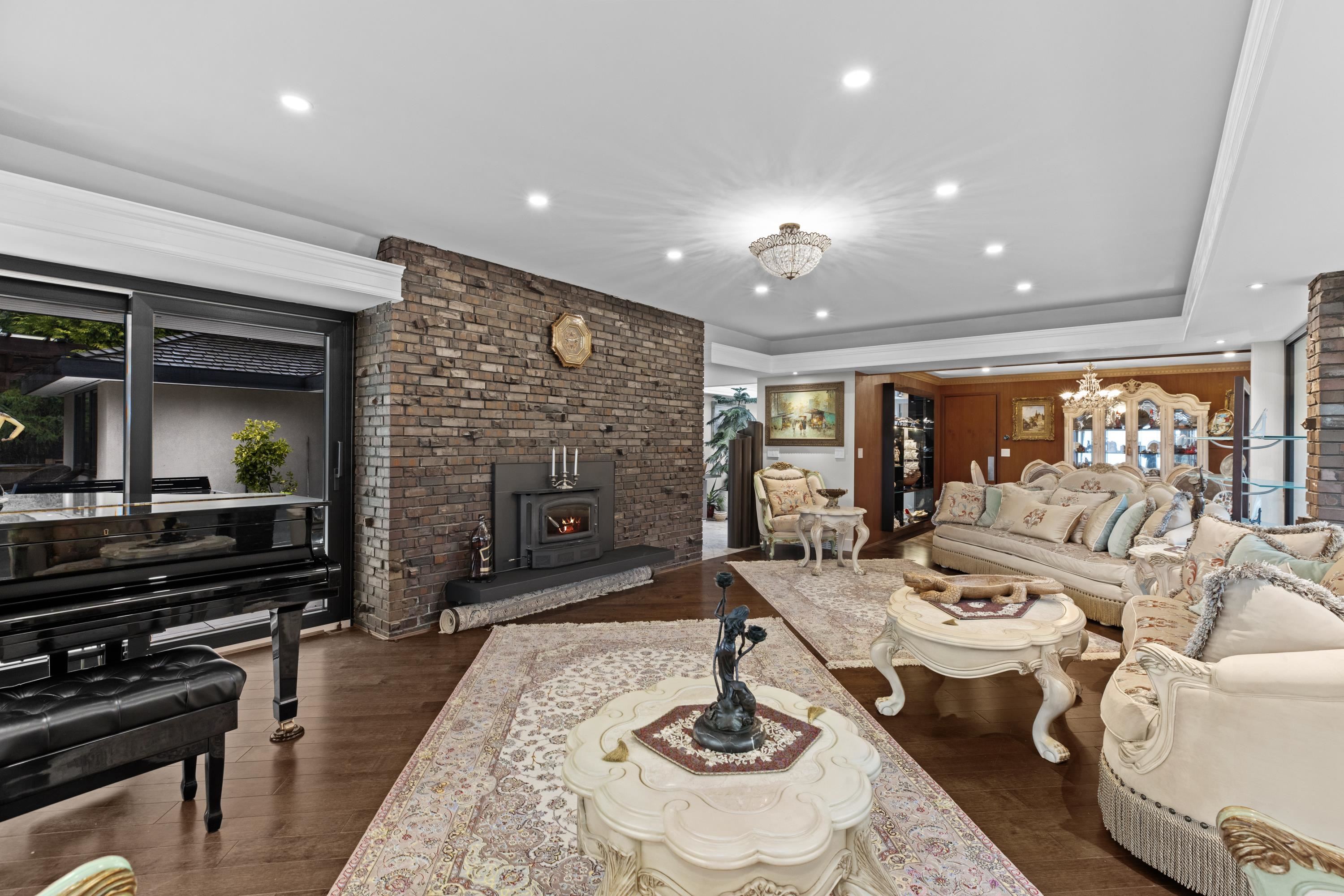 Listing image of 1162 CHARTWELL CRESCENT