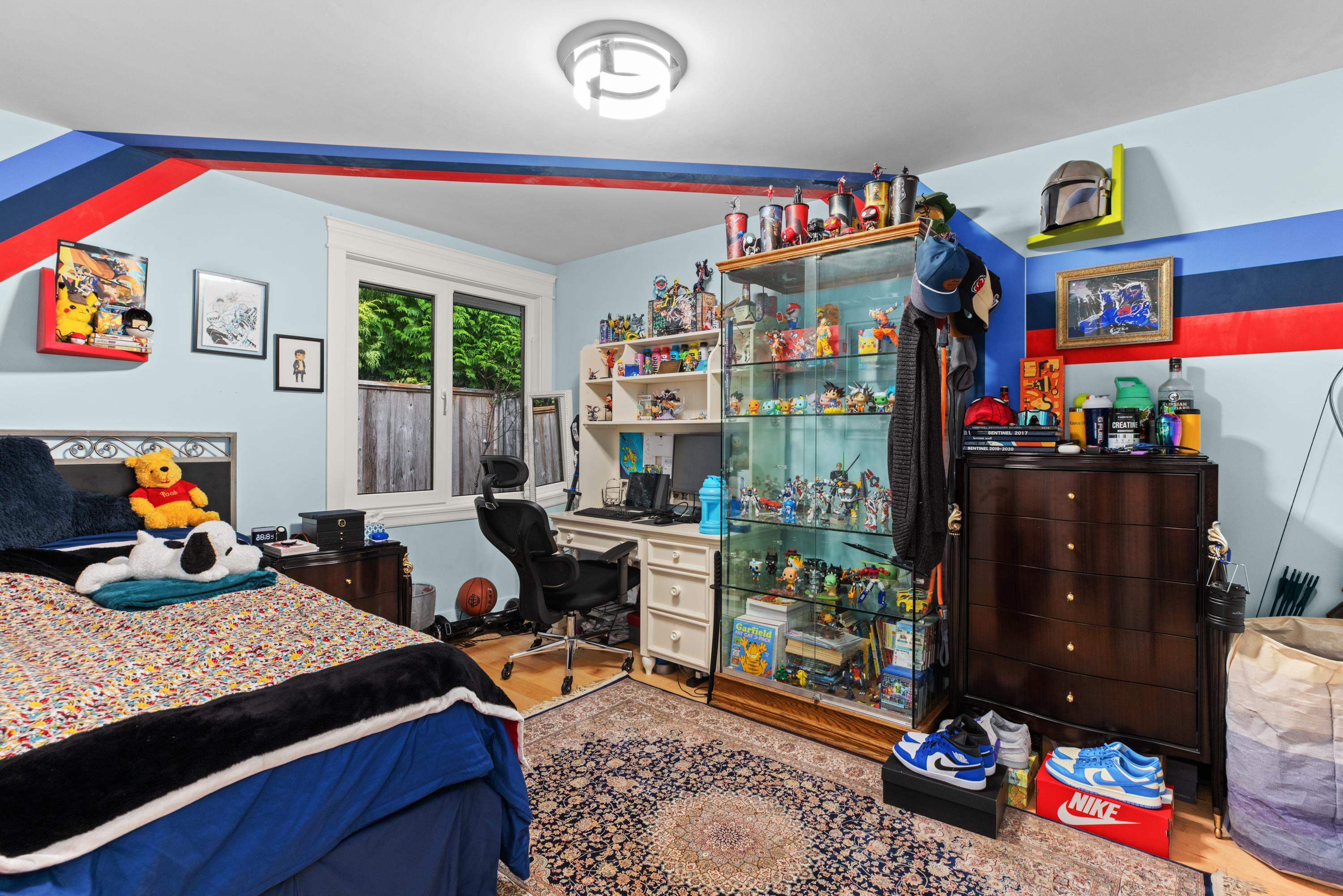 Listing image of 1162 CHARTWELL CRESCENT