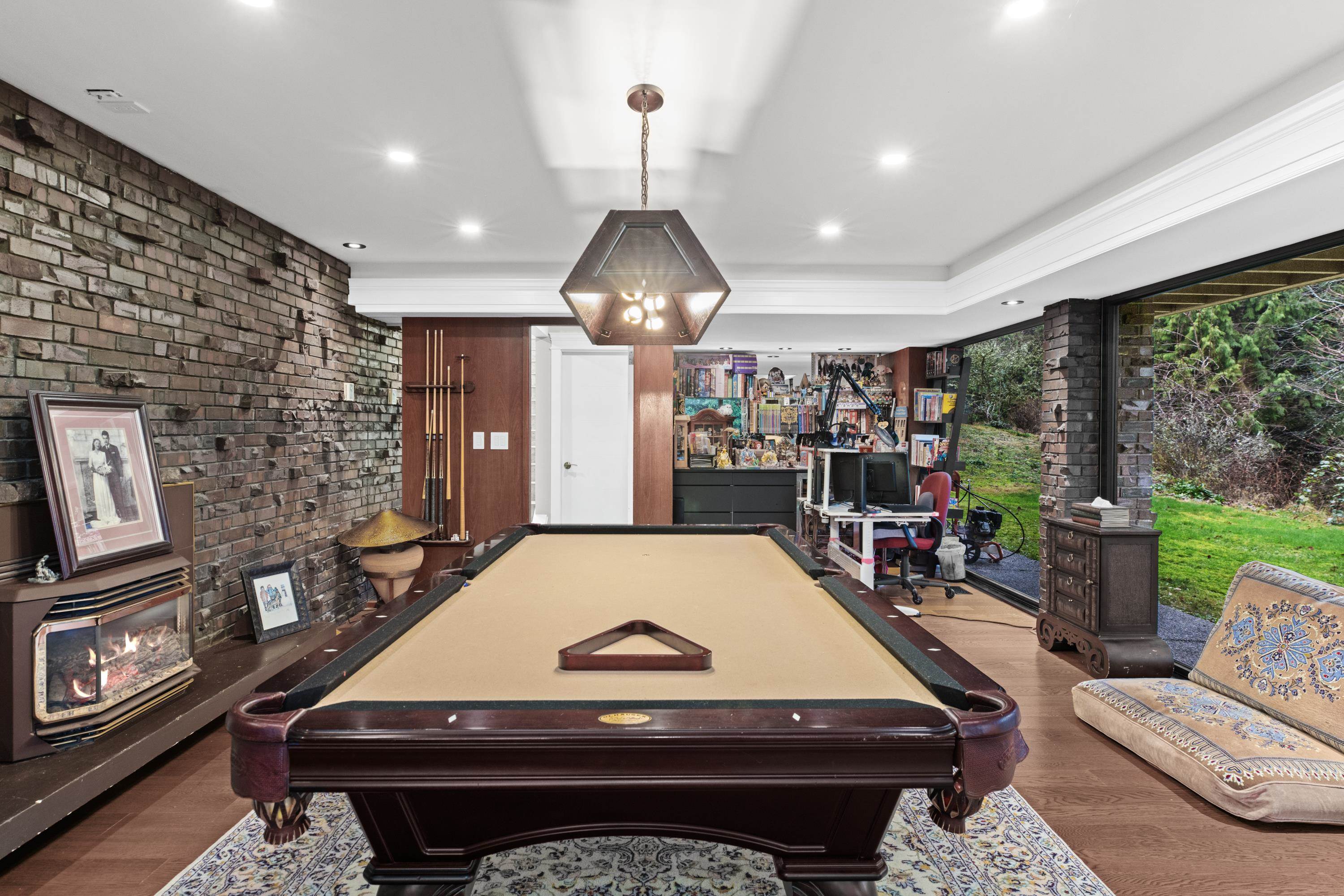 Listing image of 1162 CHARTWELL CRESCENT