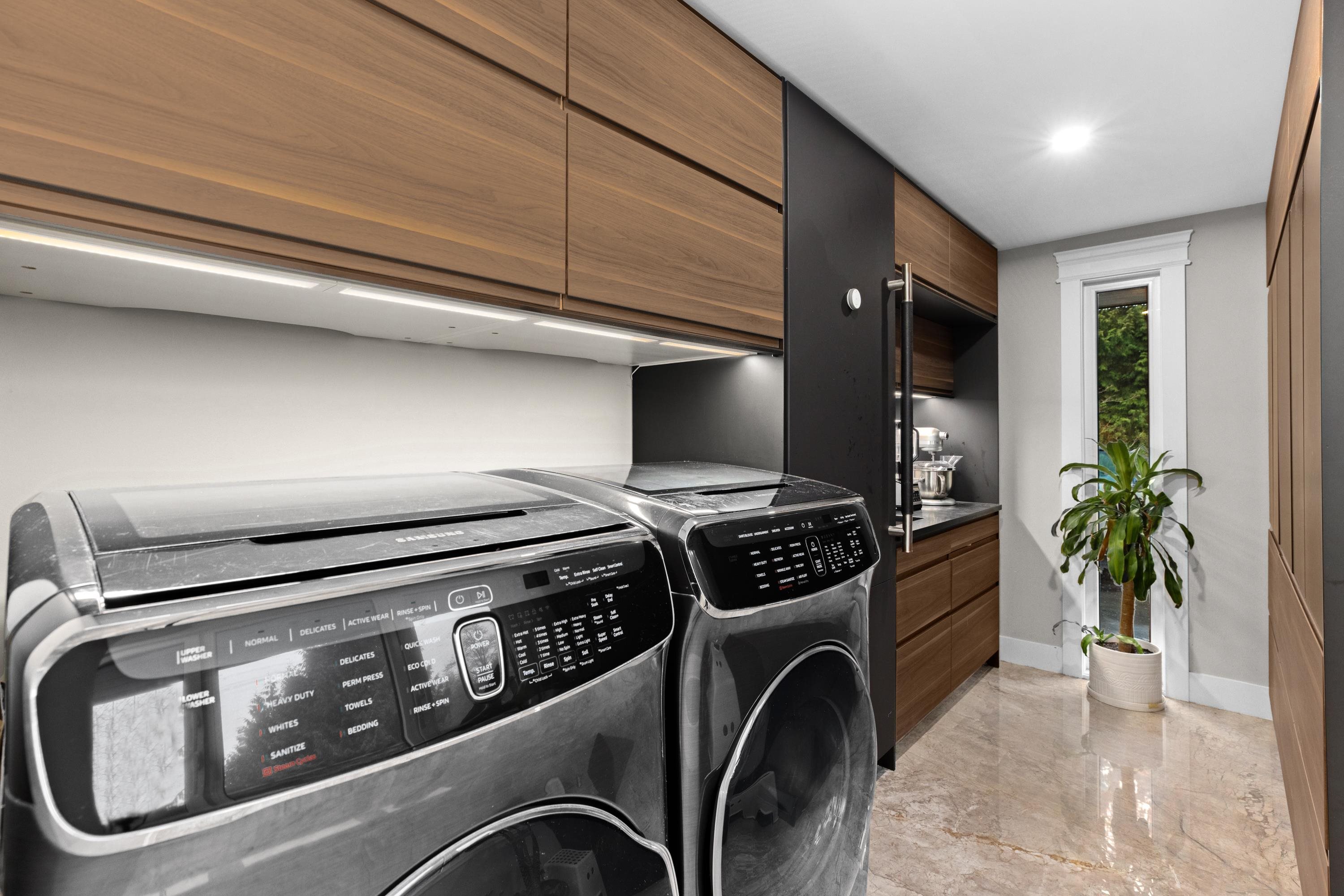 Listing image of 1162 CHARTWELL CRESCENT
