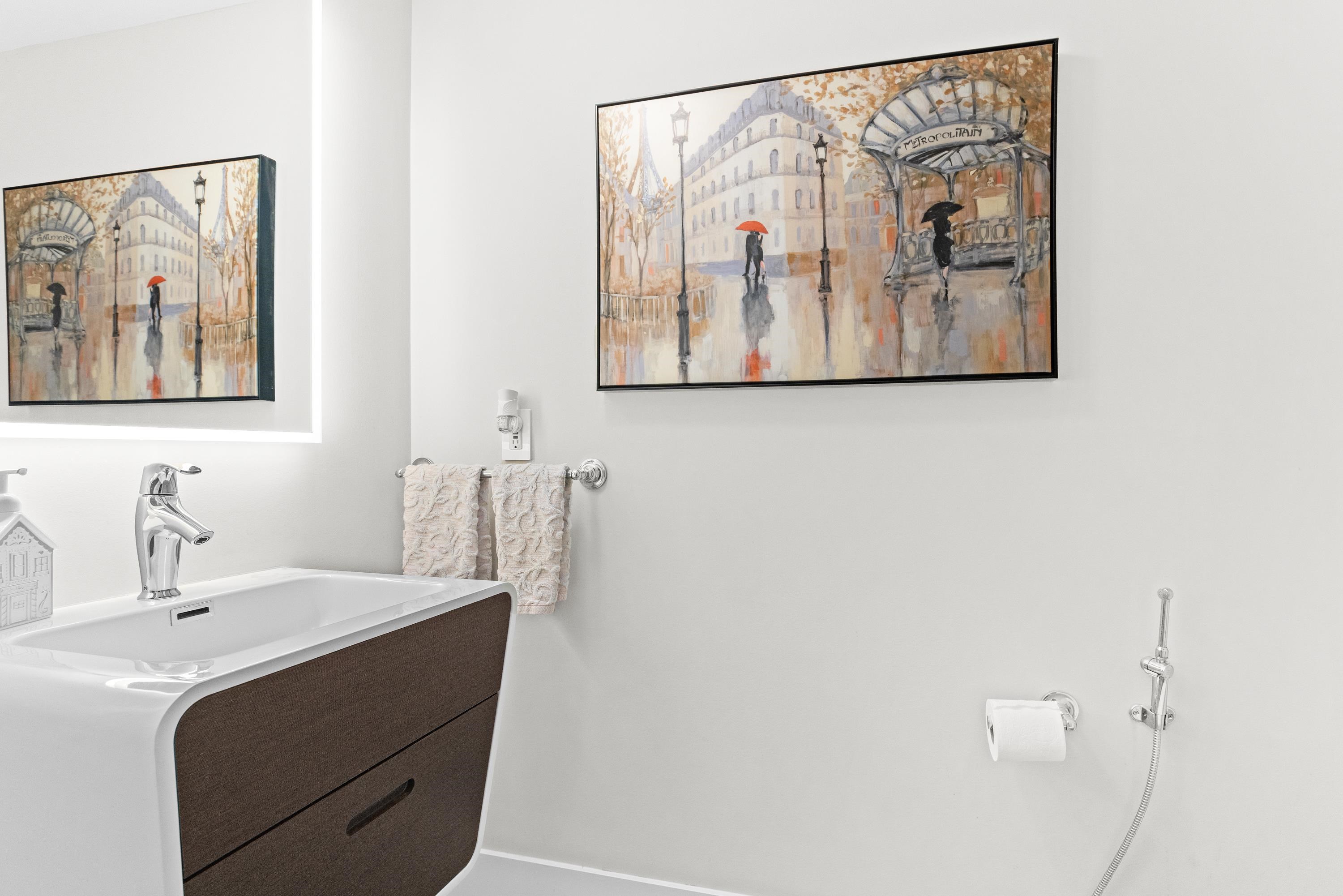 Listing image of 1162 CHARTWELL CRESCENT