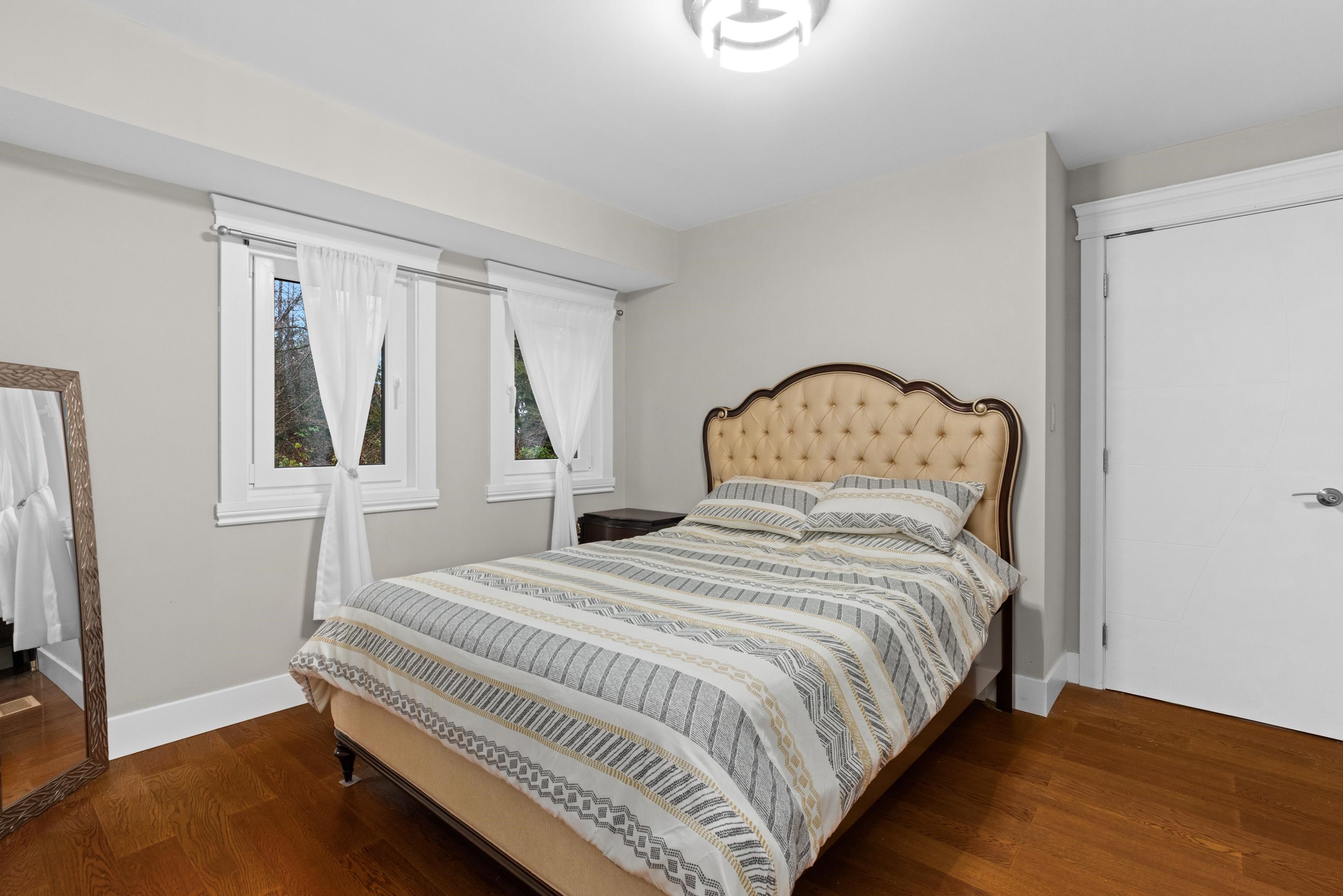 Listing image of 1162 CHARTWELL CRESCENT