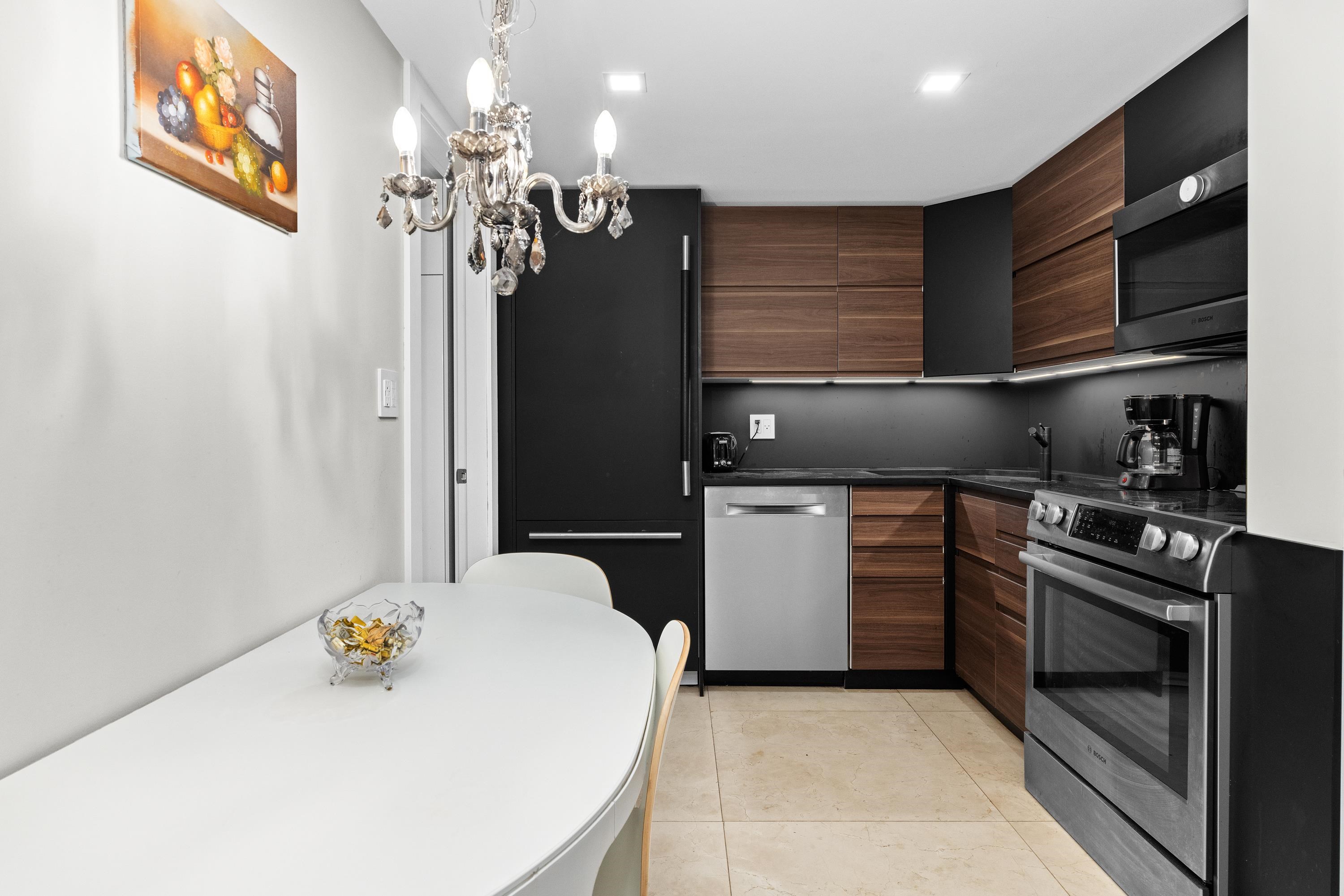 Listing image of 1162 CHARTWELL CRESCENT