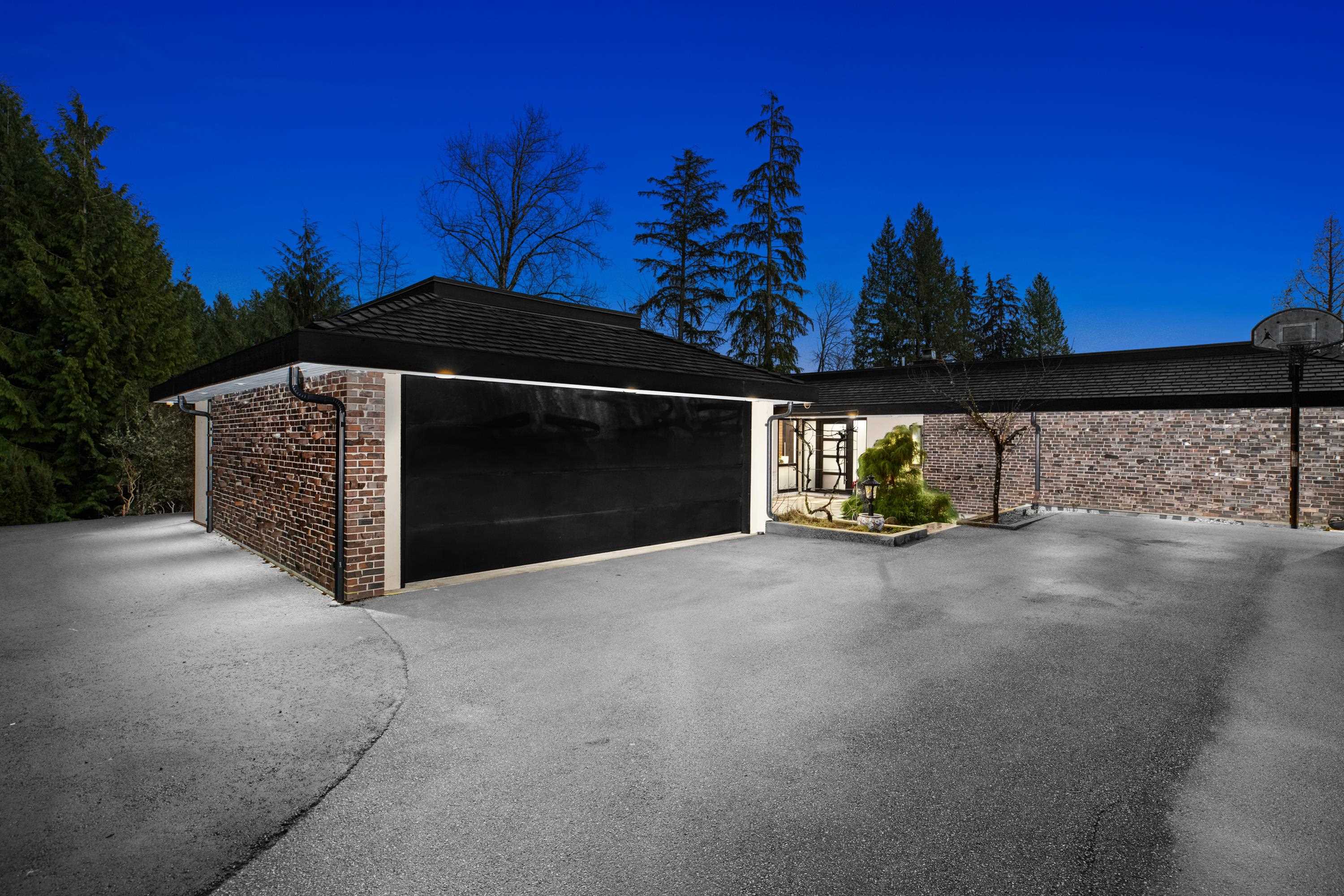 Listing image of 1162 CHARTWELL CRESCENT
