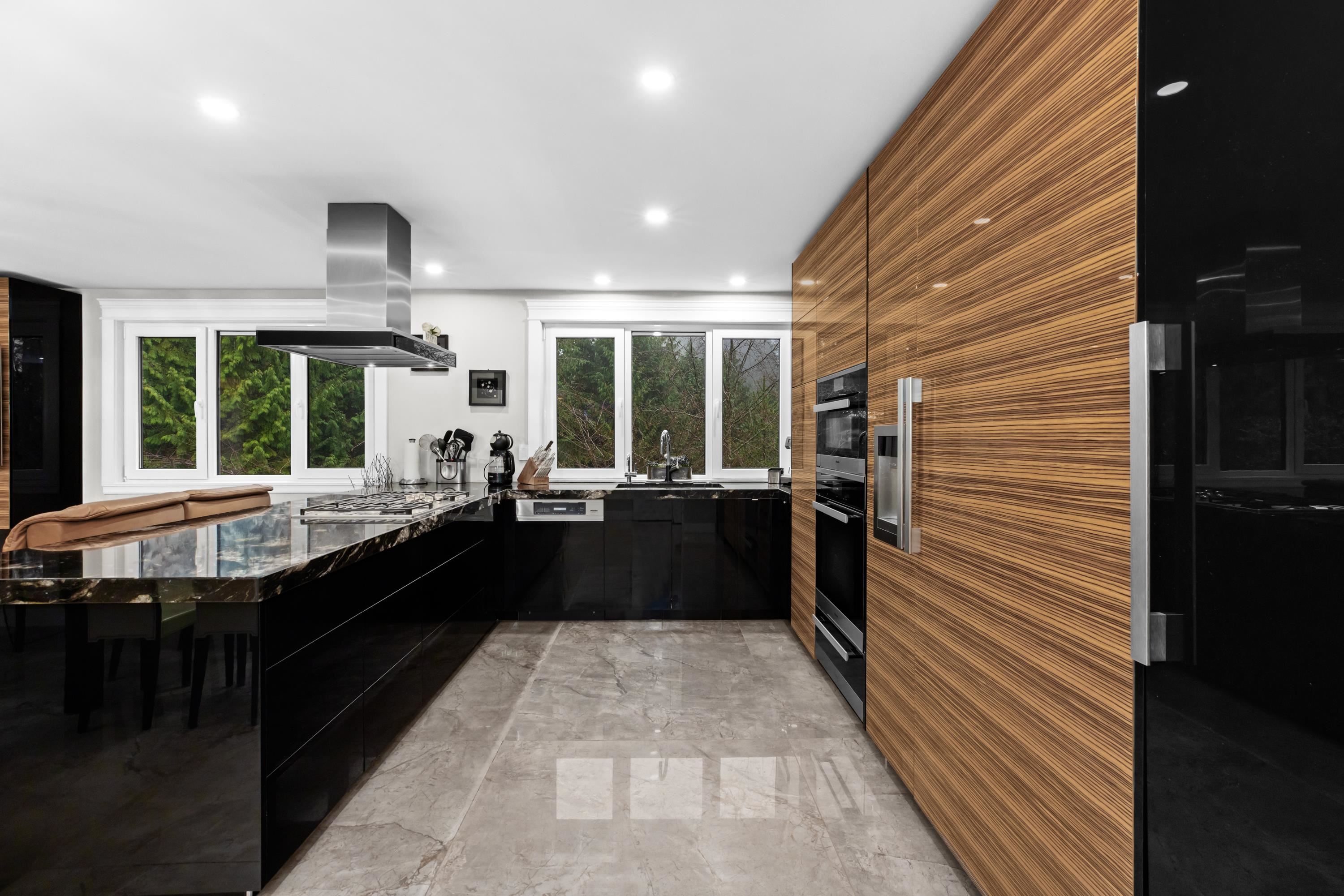 Listing image of 1162 CHARTWELL CRESCENT
