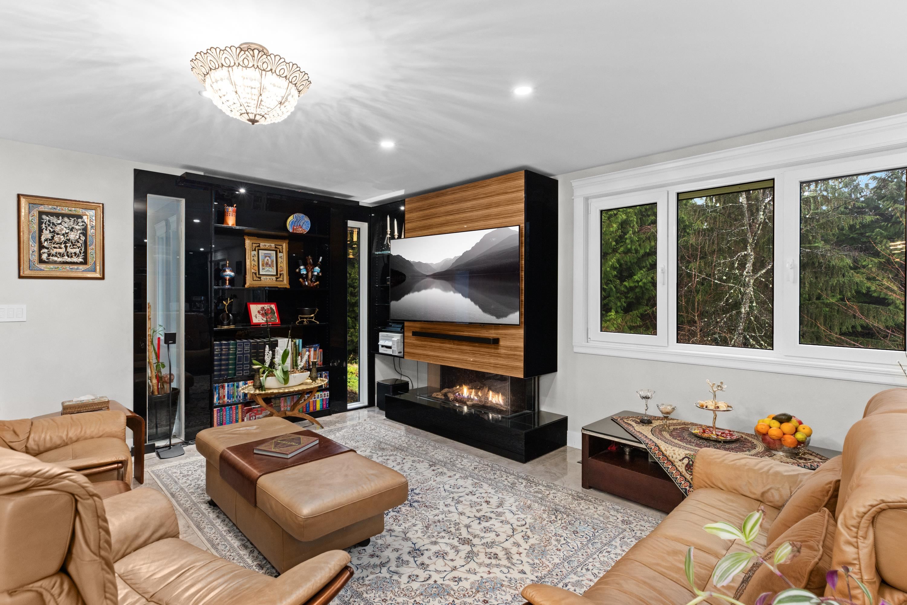 Listing image of 1162 CHARTWELL CRESCENT