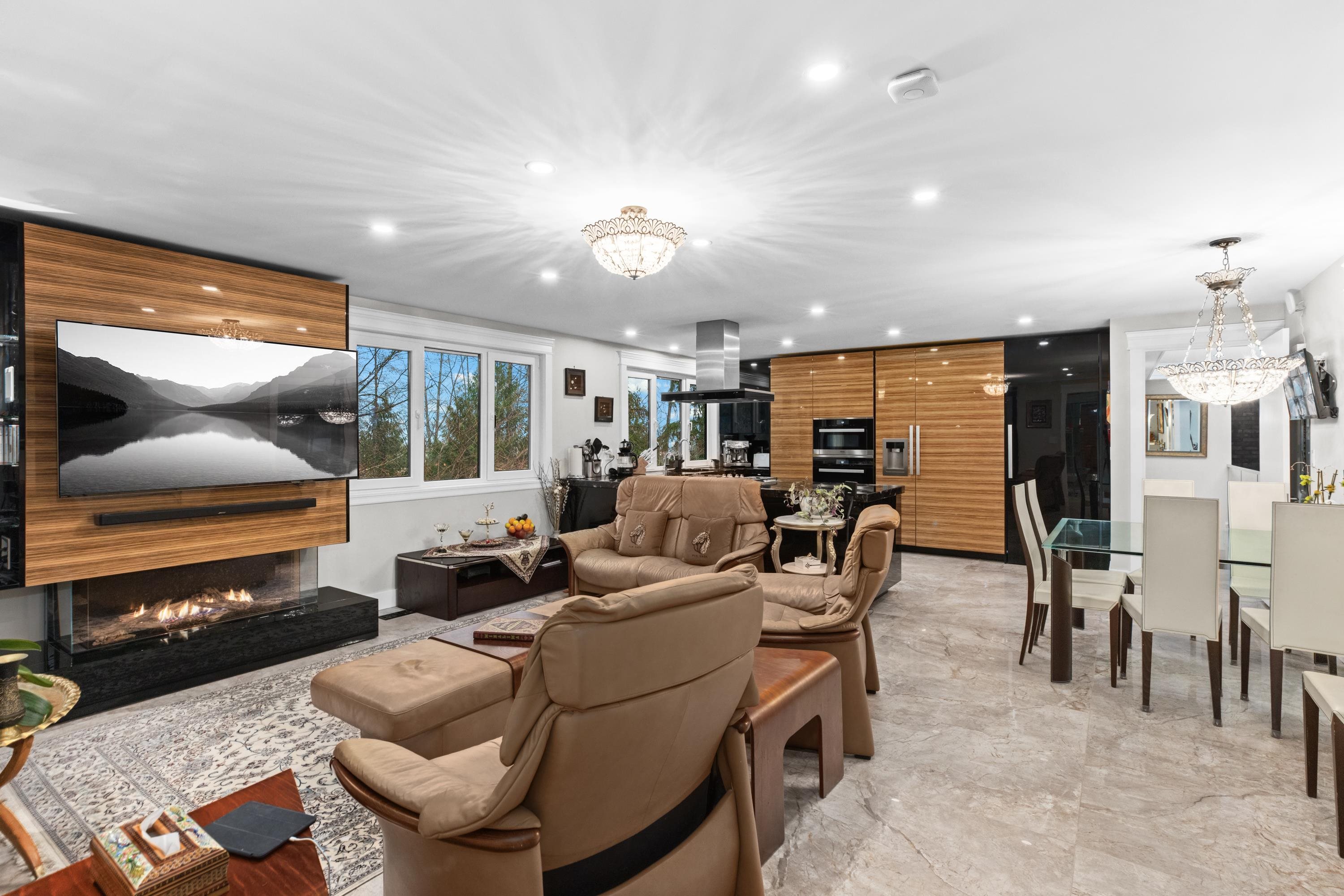 Listing image of 1162 CHARTWELL CRESCENT